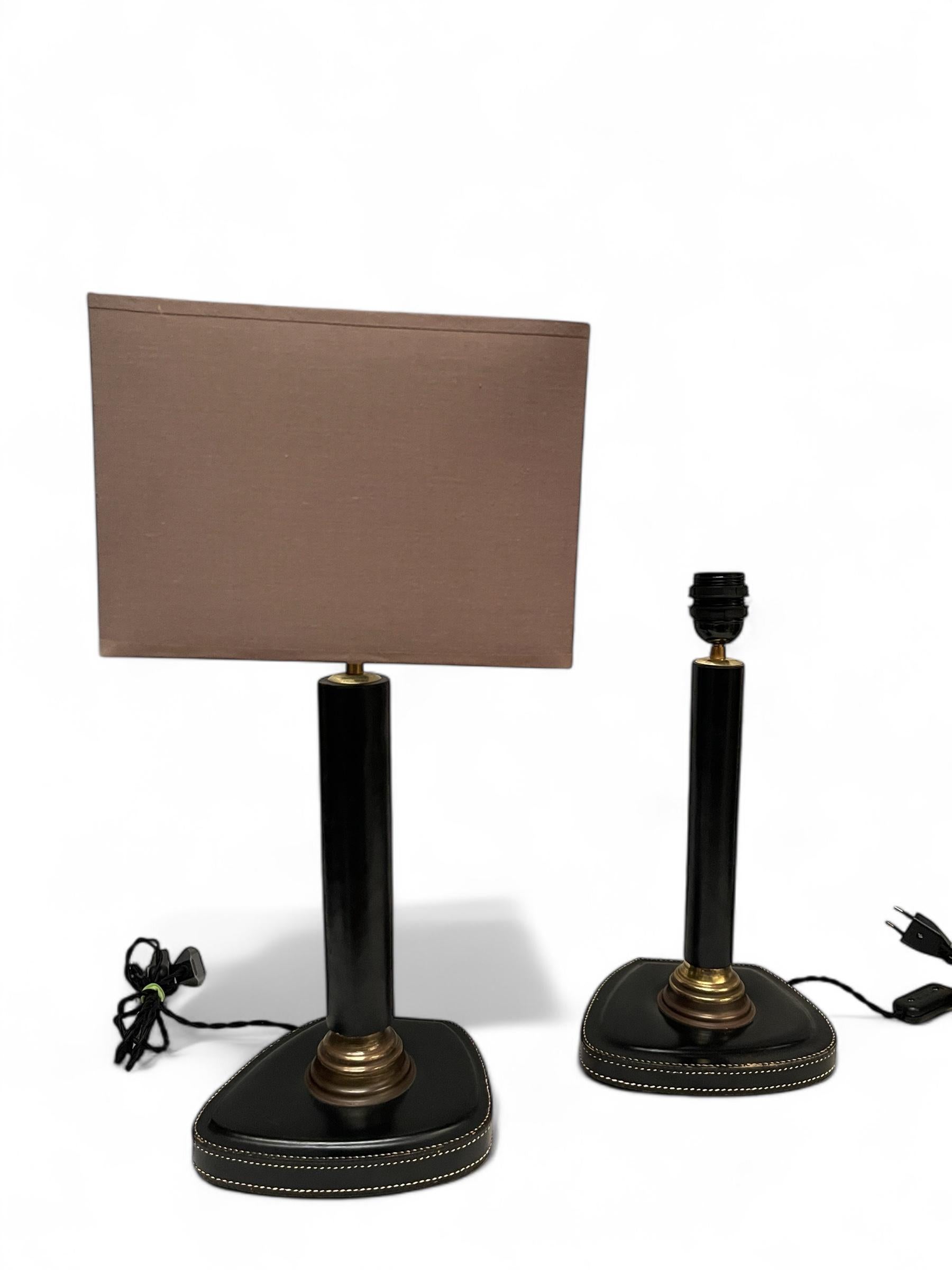 Paire de lampes de table en cuir cousu des années 1950 
dans le  Le style de Jacques Adnet
Dimensions données sans abat-jour / Sans abat-jour
Recâblage
