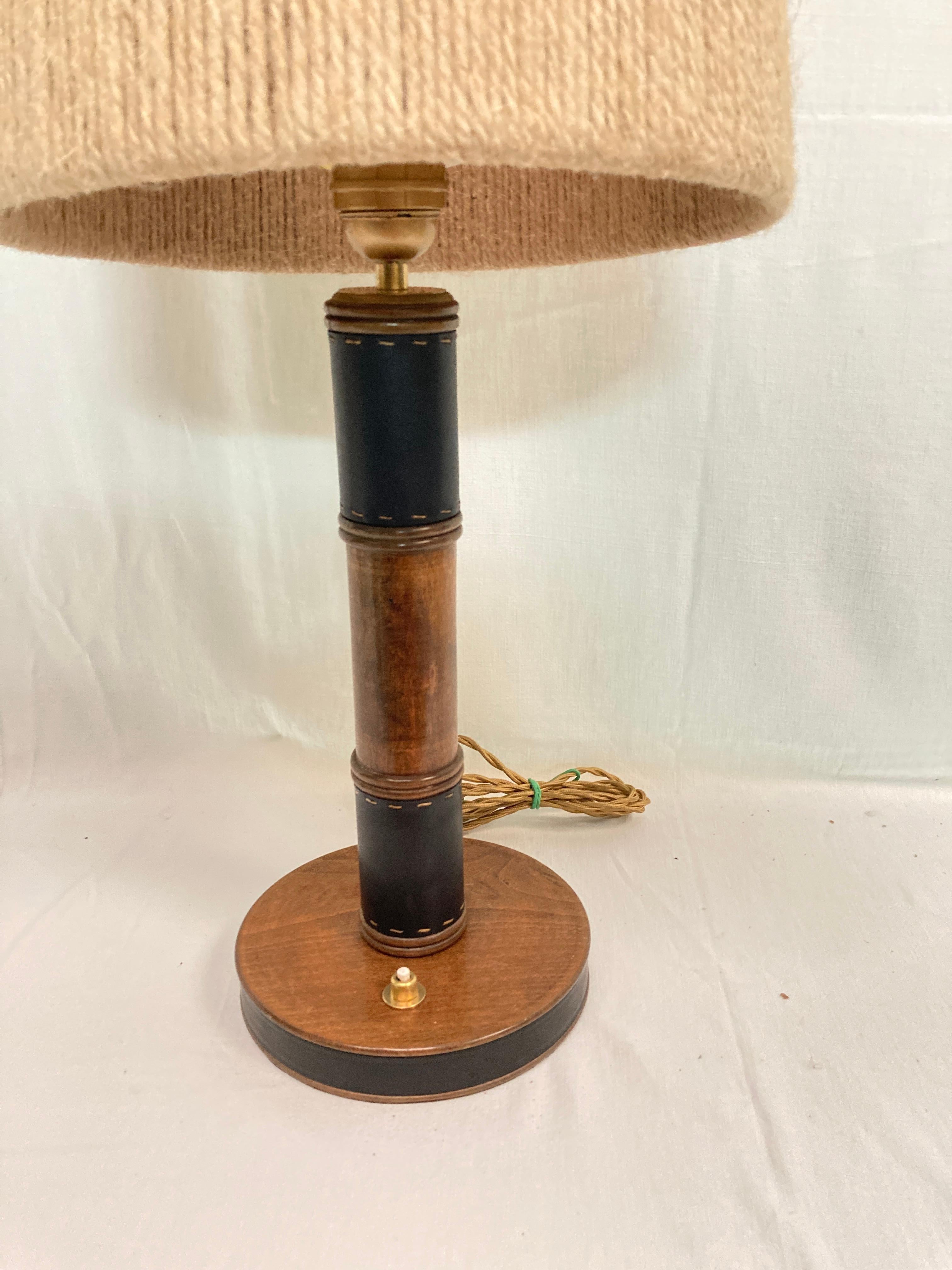 Lampe de table en cuir cousue des années 1950 par Jacques Adnet
France
Dimensions données sans ombre
Pas d'abat-jour inclus