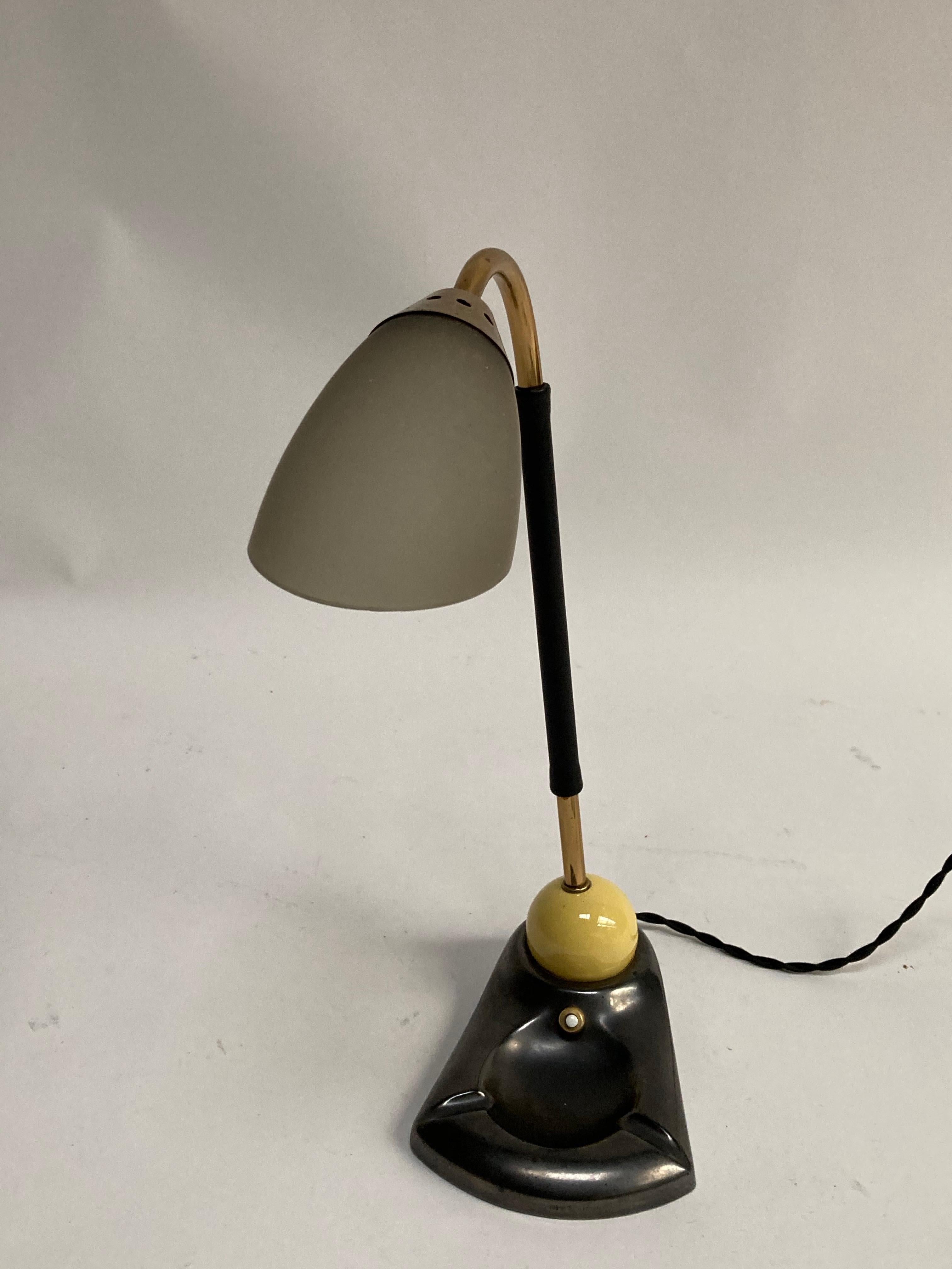 Stitched Lederlampe von Jacques Adnet aus den 1950er Jahren (Mitte des 20. Jahrhunderts) im Angebot