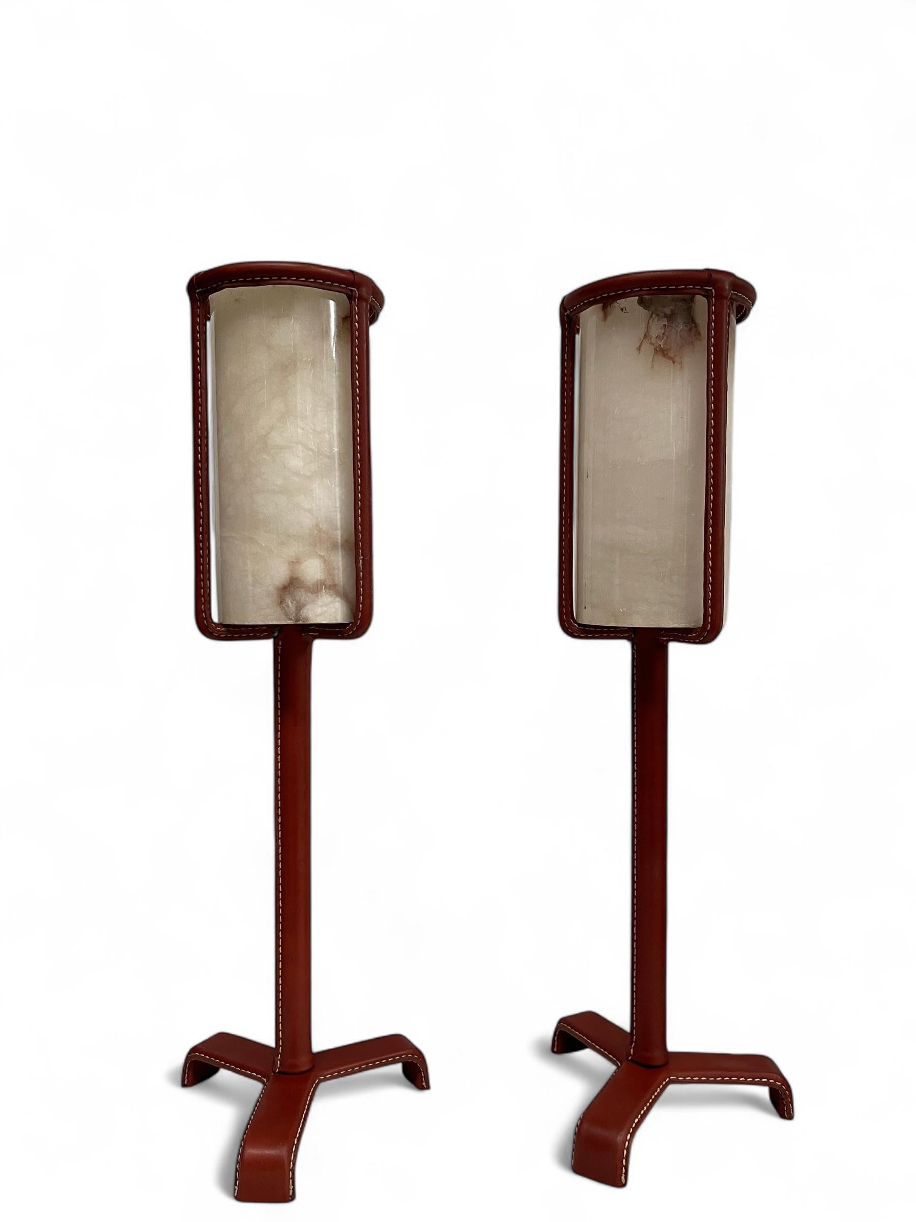 Lampes de table en cuir cousu des années 1950 avec abat-jour en albâtre
Par Jacques Adnet
France