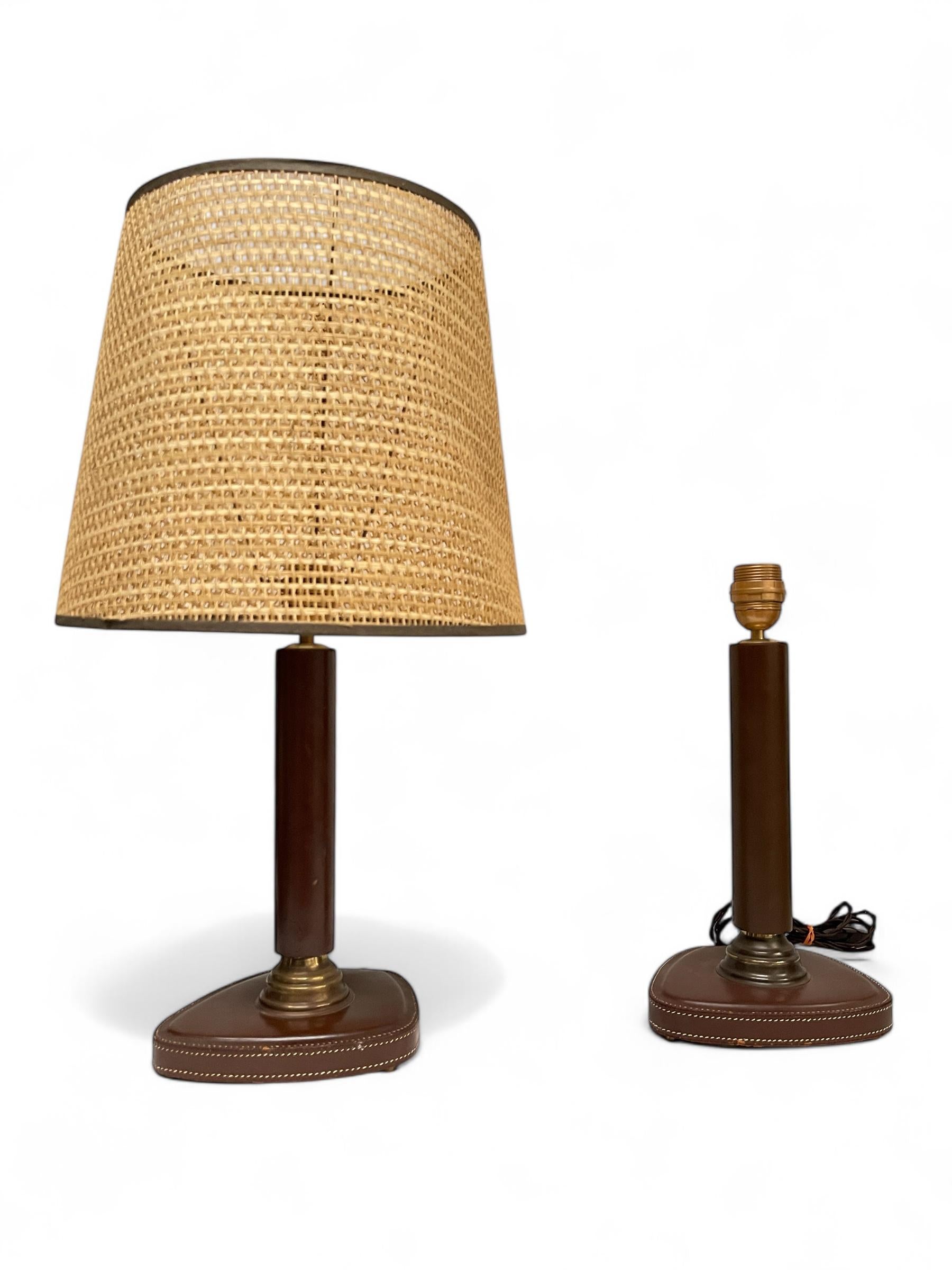Paire de lampes de table en cuir cousu des années 1950
Cuir brun chocolat
Fabriqué en France
Pas d'abat-jour inclus / Dimensions données sans abat-jour
Nouveau câblage