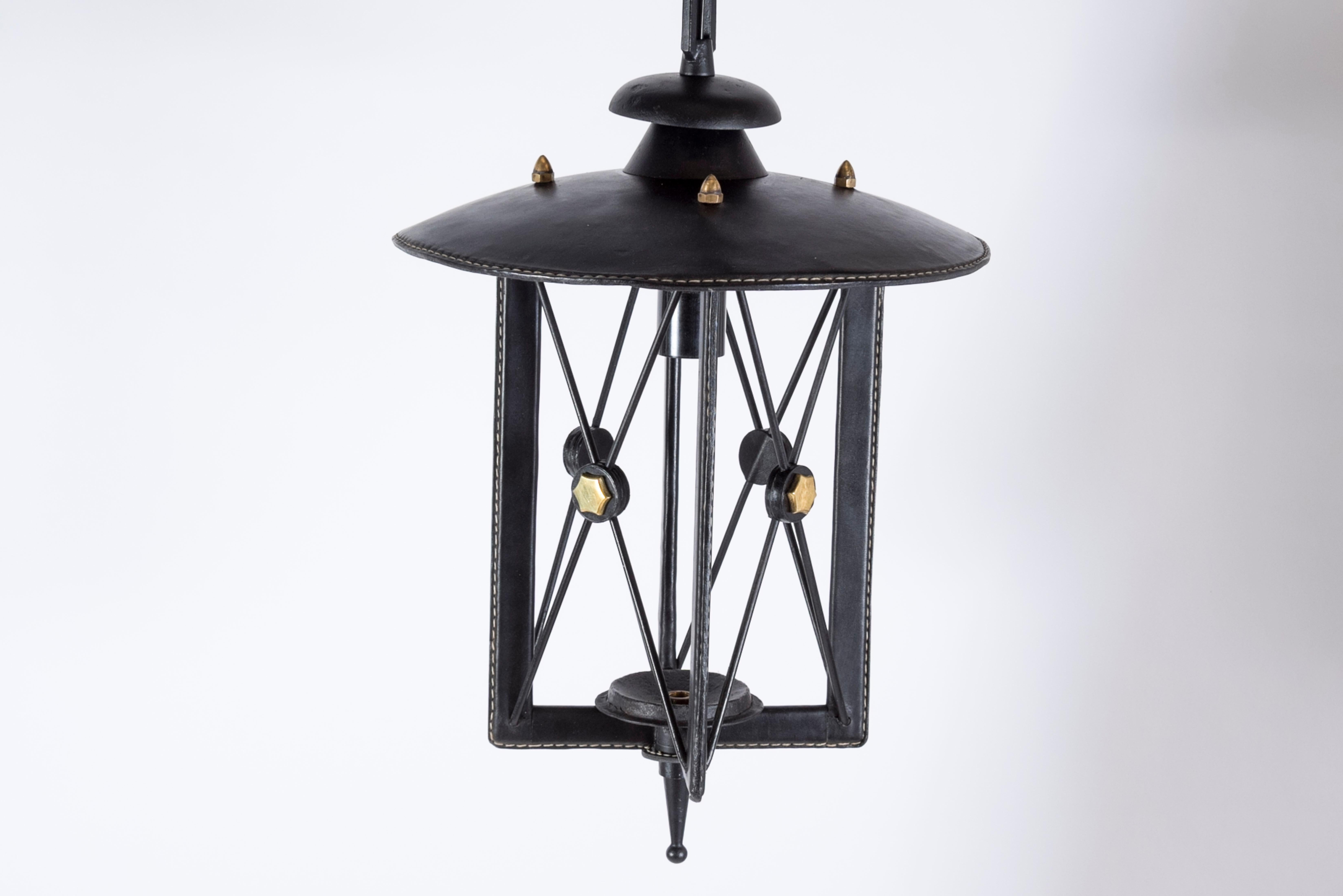 Lanterne en cuir cousu des années 1950 par Jacques Adnet
Cuir noir
France.