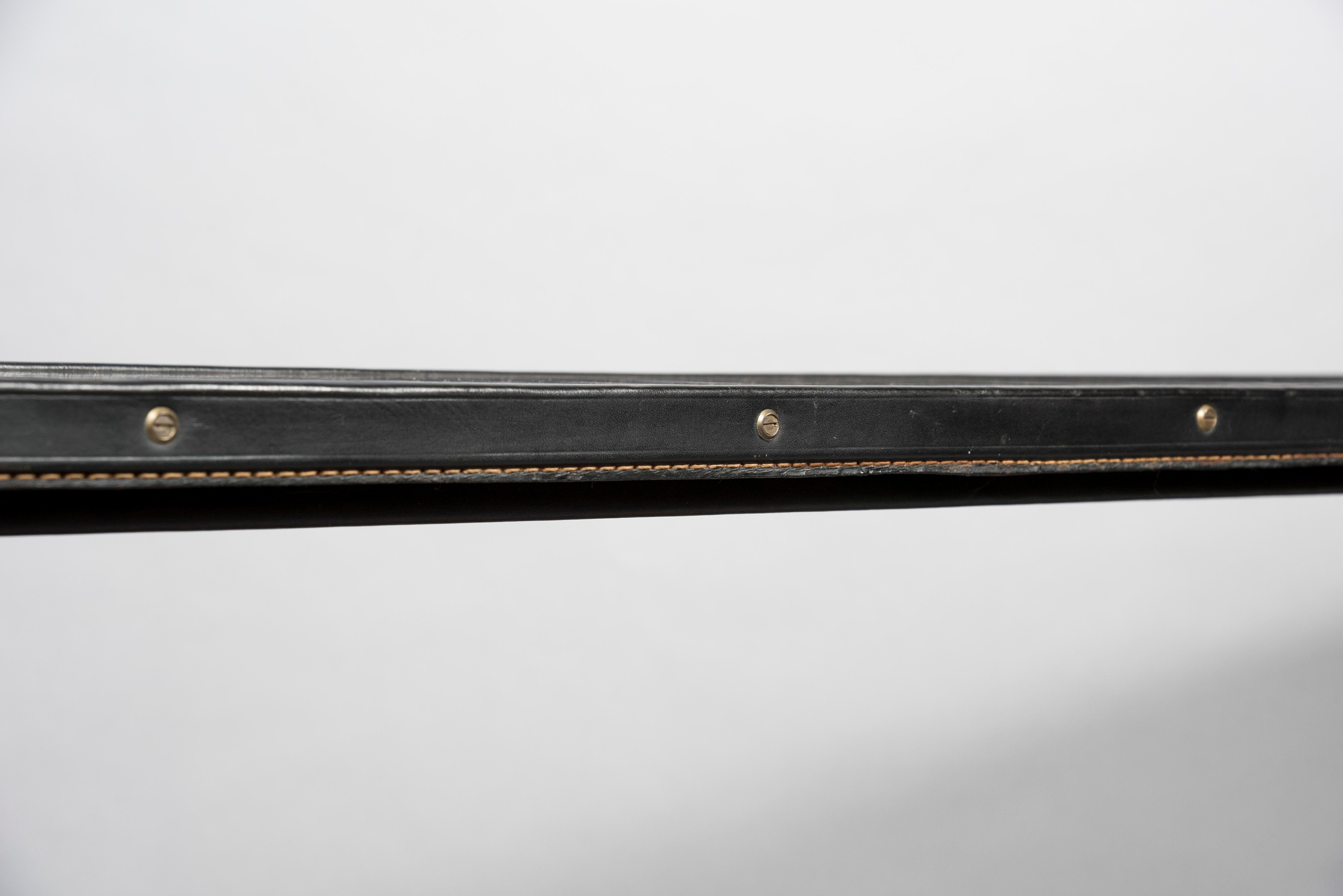 Milieu du XXe siècle Corbeille longue en cuir cousue par Jacques Adnet des années 1950 en vente