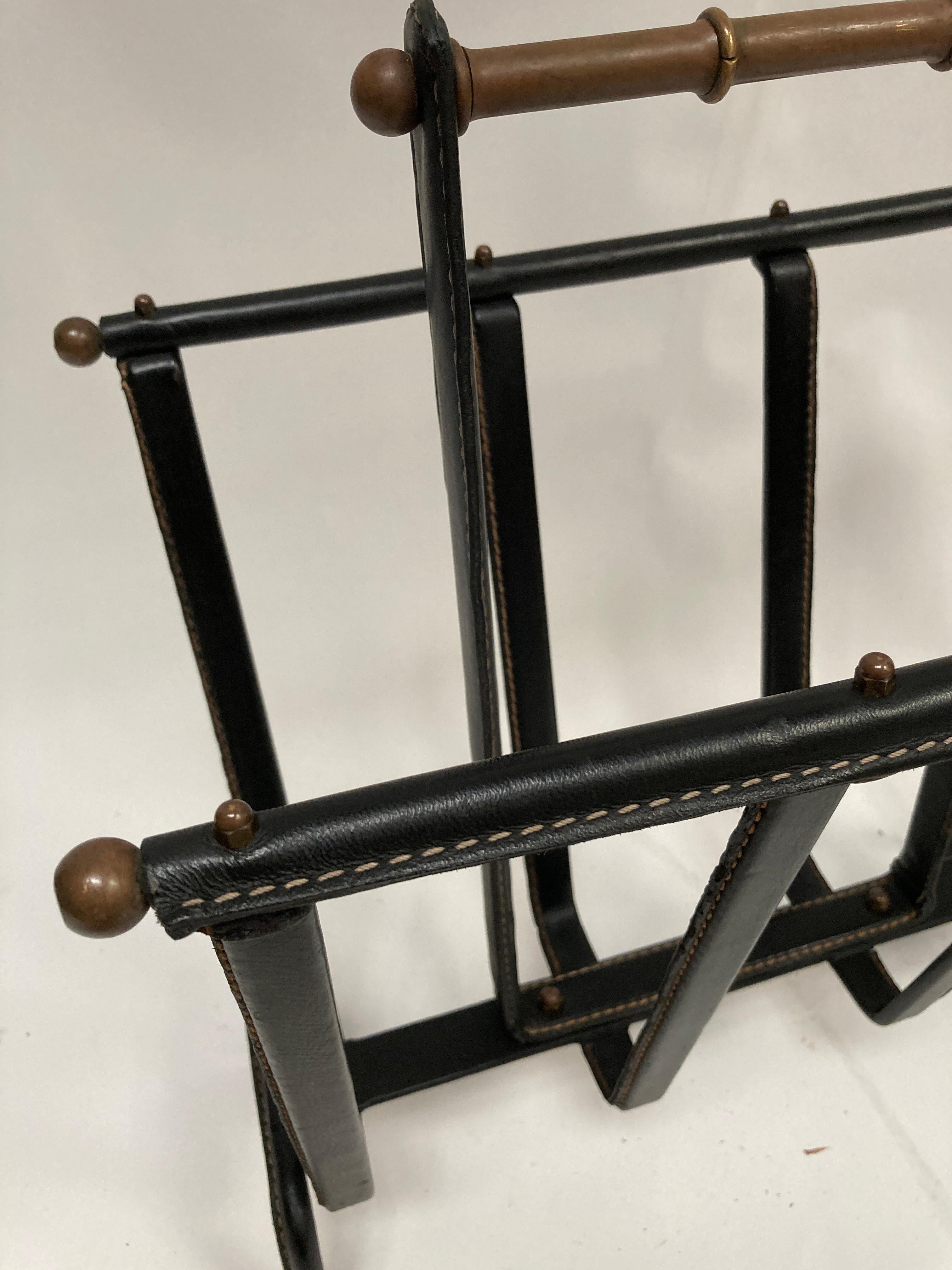 1950's stitched leather magazine rack by Jacques Adnet In Good Condition For Sale In Bois-Colombes, FR