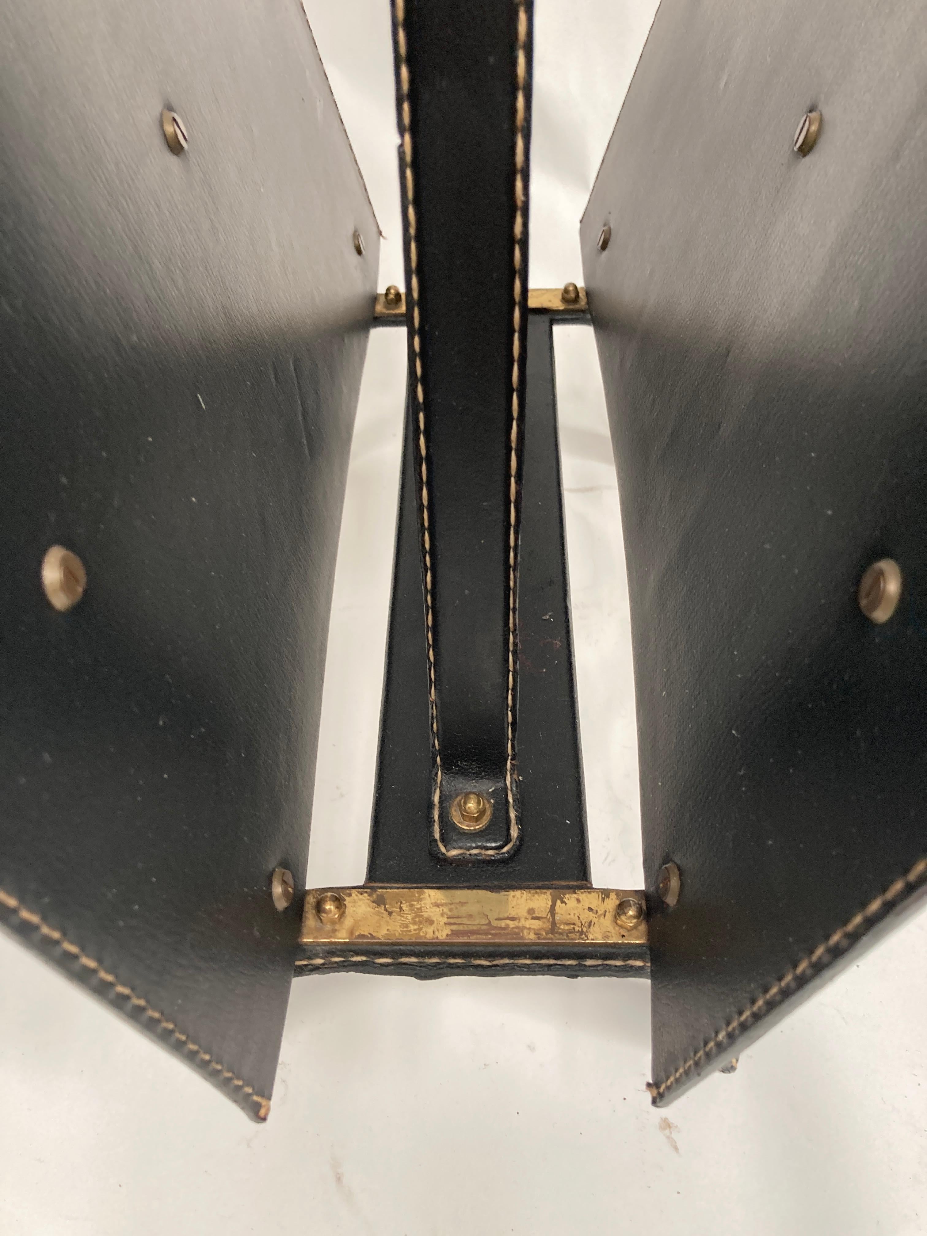 Revistero de cuero cosido de los años 50 por Jacques Adnet Cuero en venta