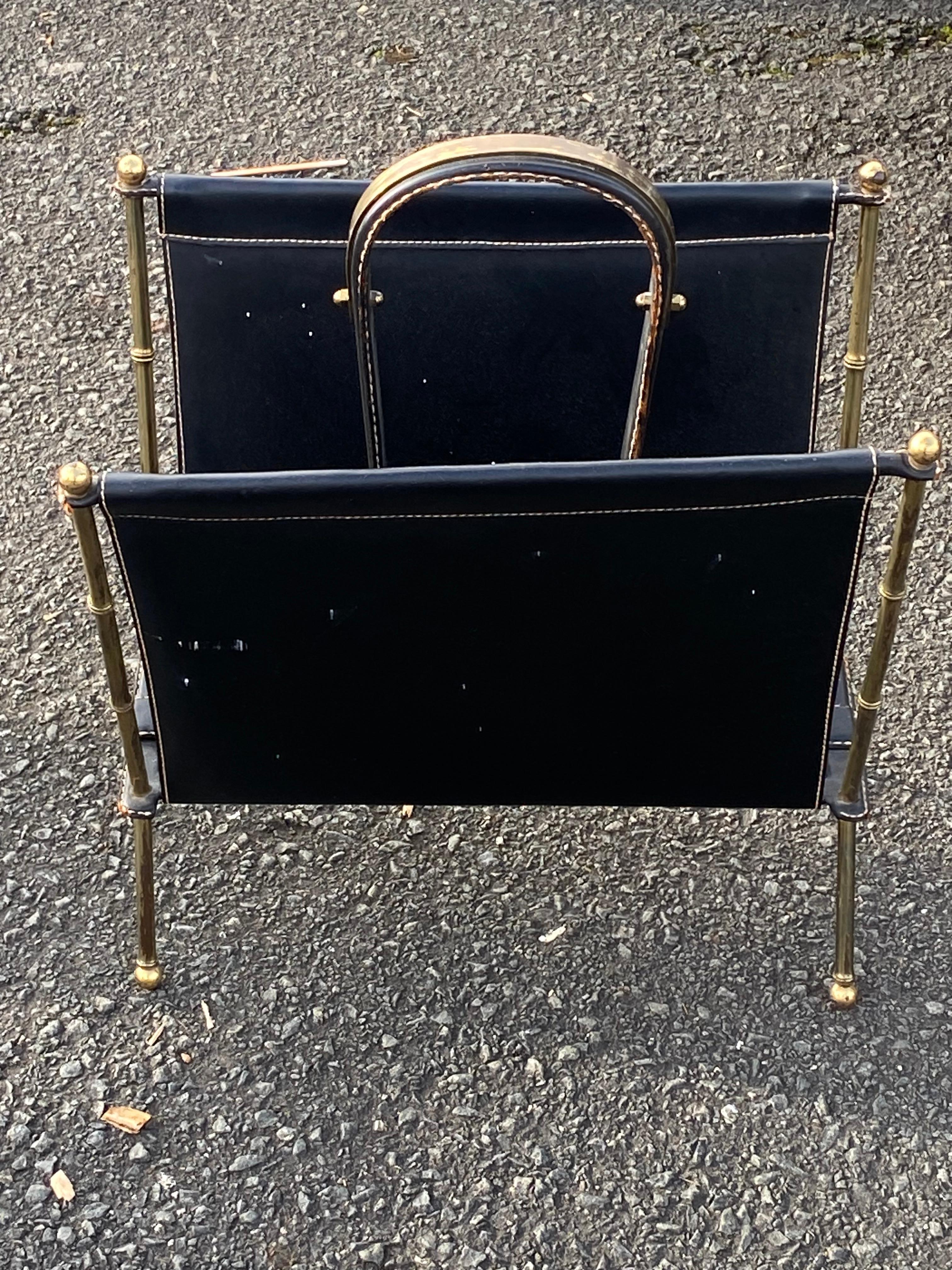 Jacques Adnet Revistero de cuero cosido a caballete, montantes decorativos de bambú y adornos de bronce o latón dorado,
estado de uso ,vintage
hacia 1950/70
Anchura: 53 cm
Altura: 58 cm
Profundidad: 31 cm
Embalaje envío gratuito por DHL , caja de