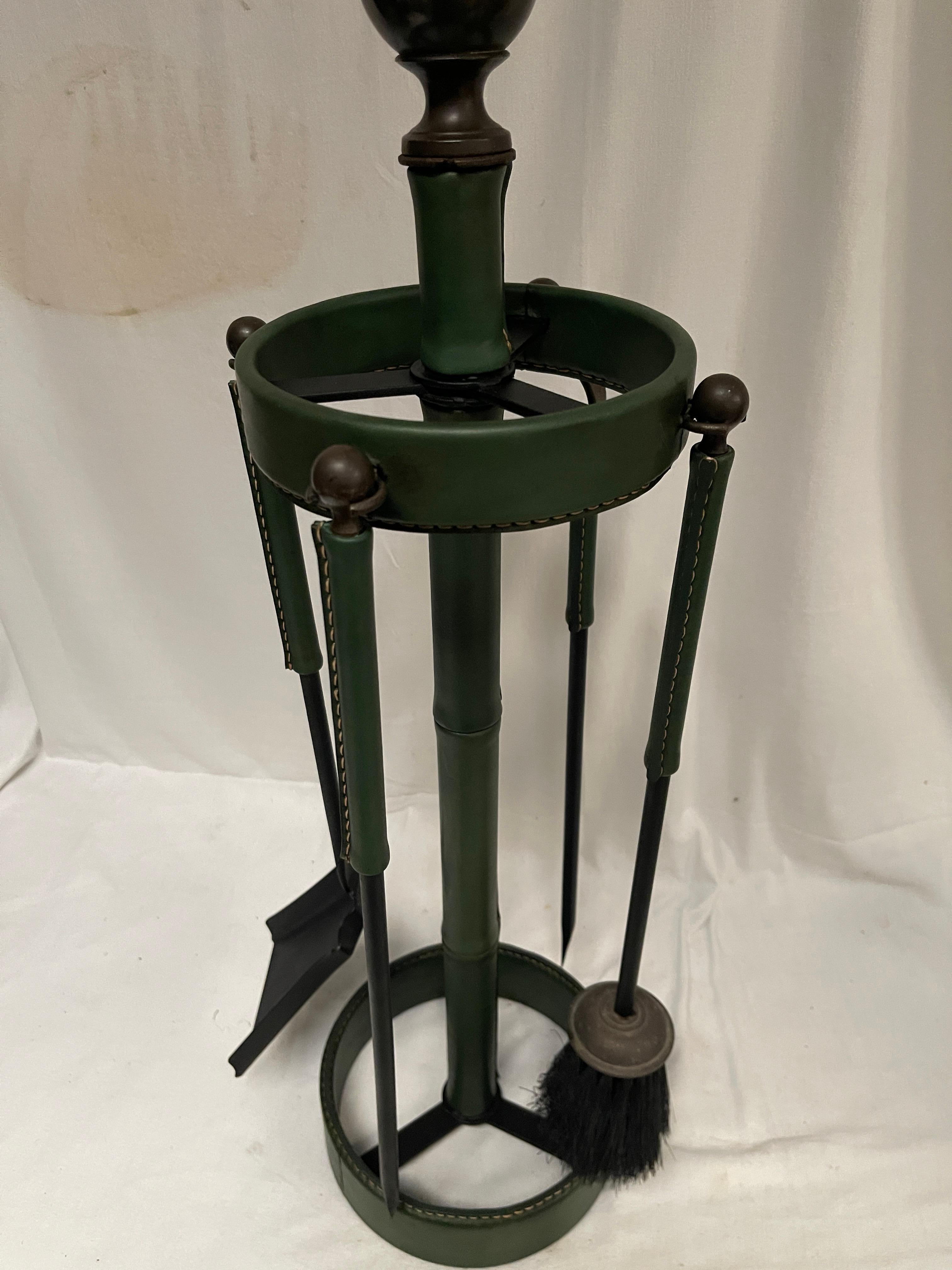 Manteaux en cuir cousu des années 1950 par Jacques Adnet
Fabriqué à la main en France

