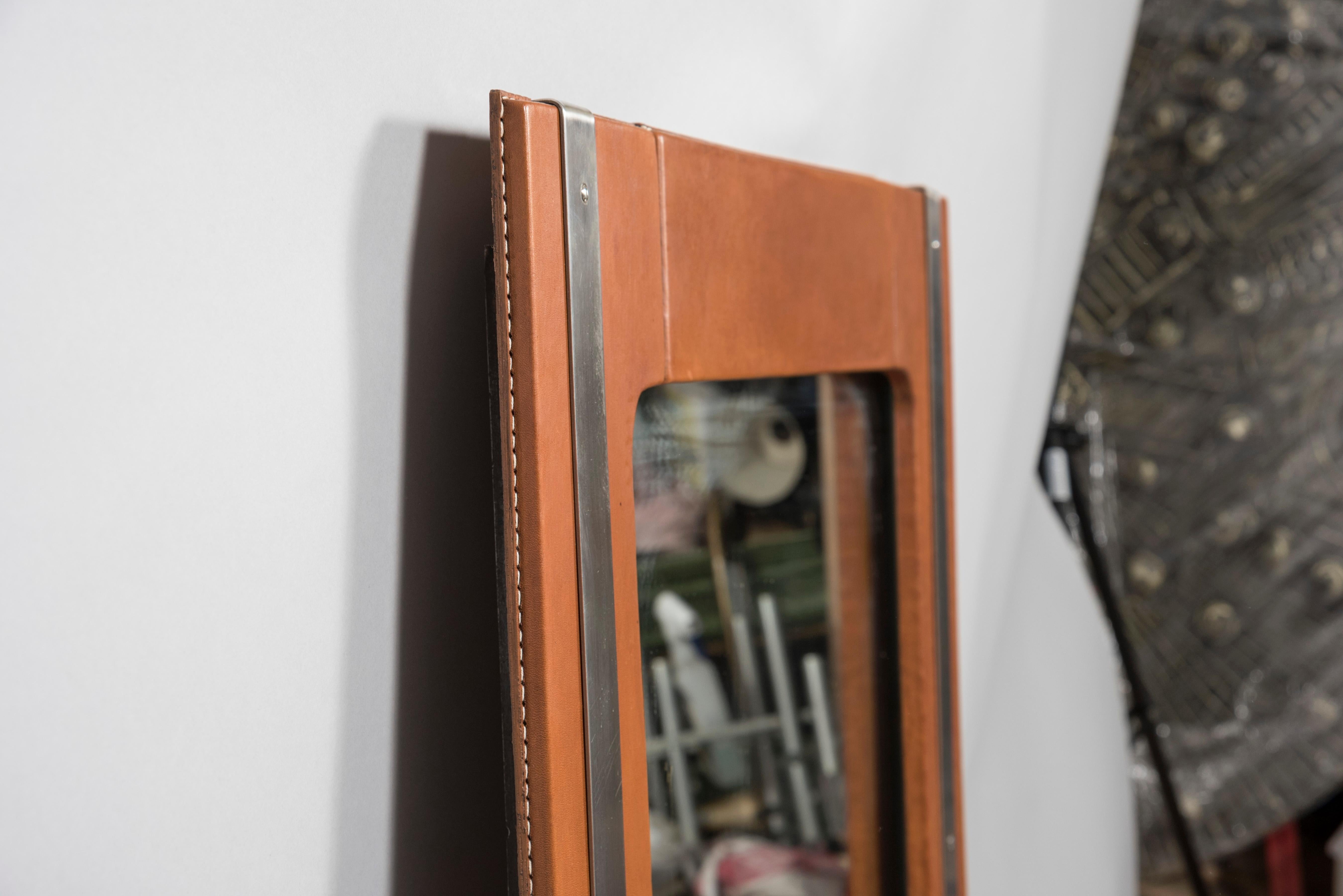 Milieu du XXe siècle Miroir en cuir cousu par Jacques Adnet des années 1950 en vente