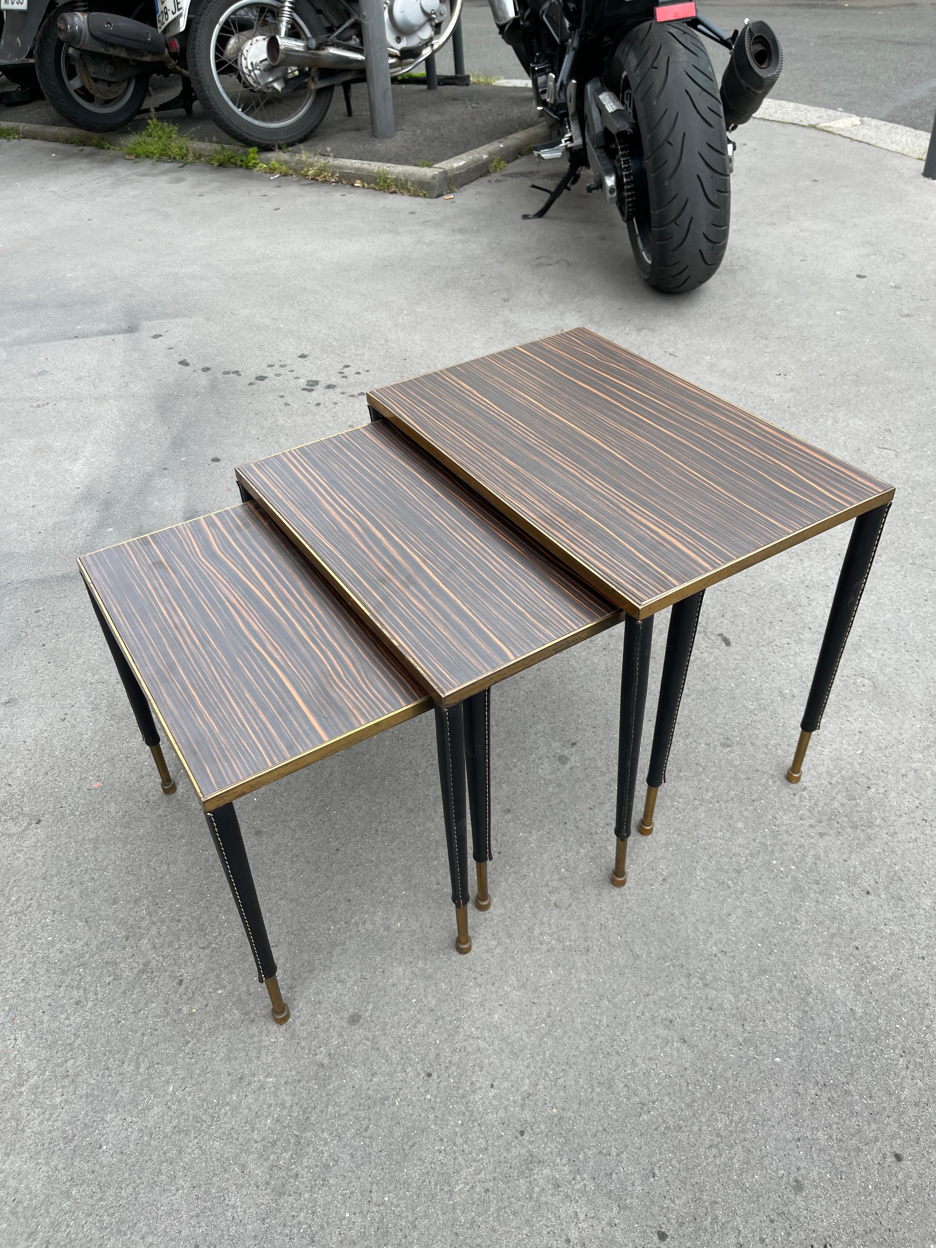 Tables gigognes en cuir surpiqué des années 1950 par Jacques Adnet
Dessus en formica
France