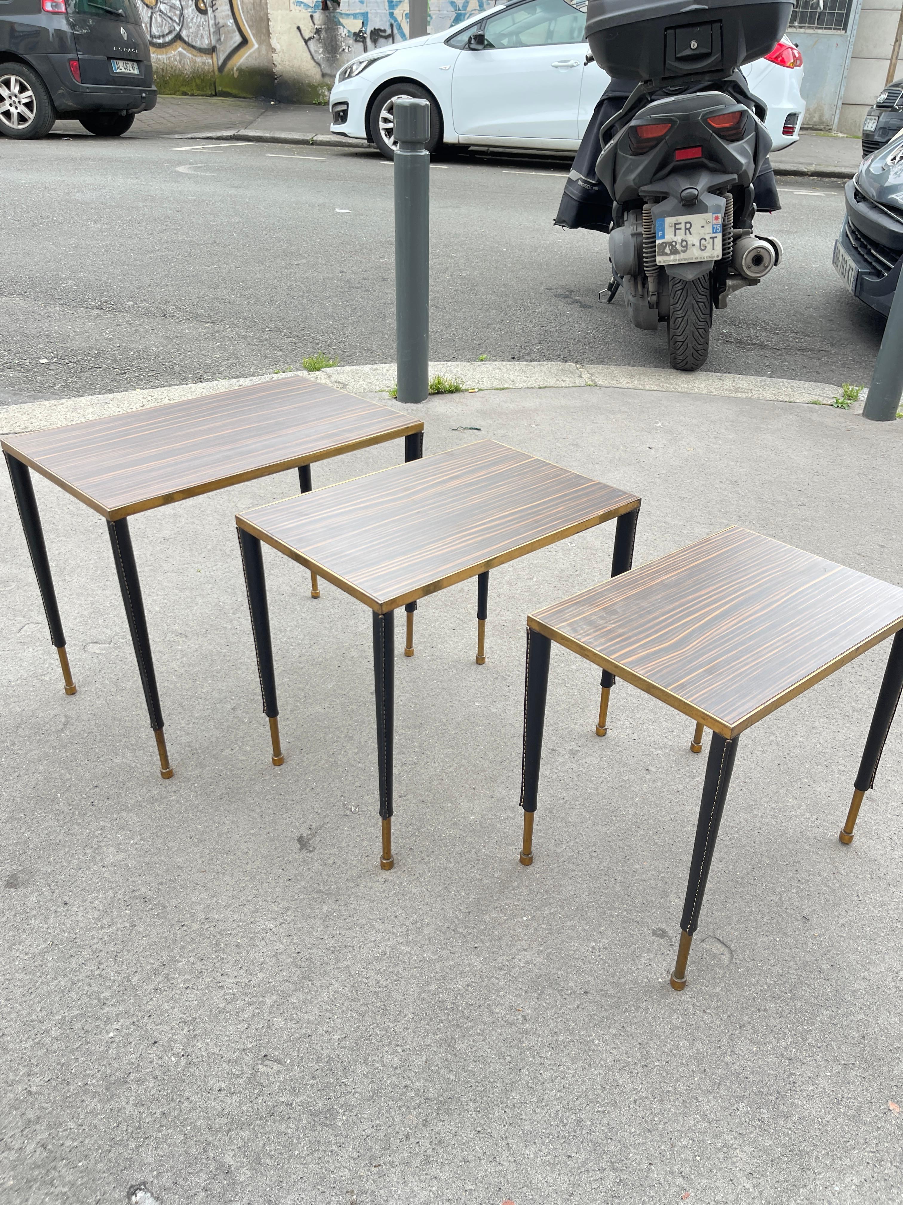 Français Tables gigognes en cuir surpiqué des années 1950 par Jacques Adnet en vente