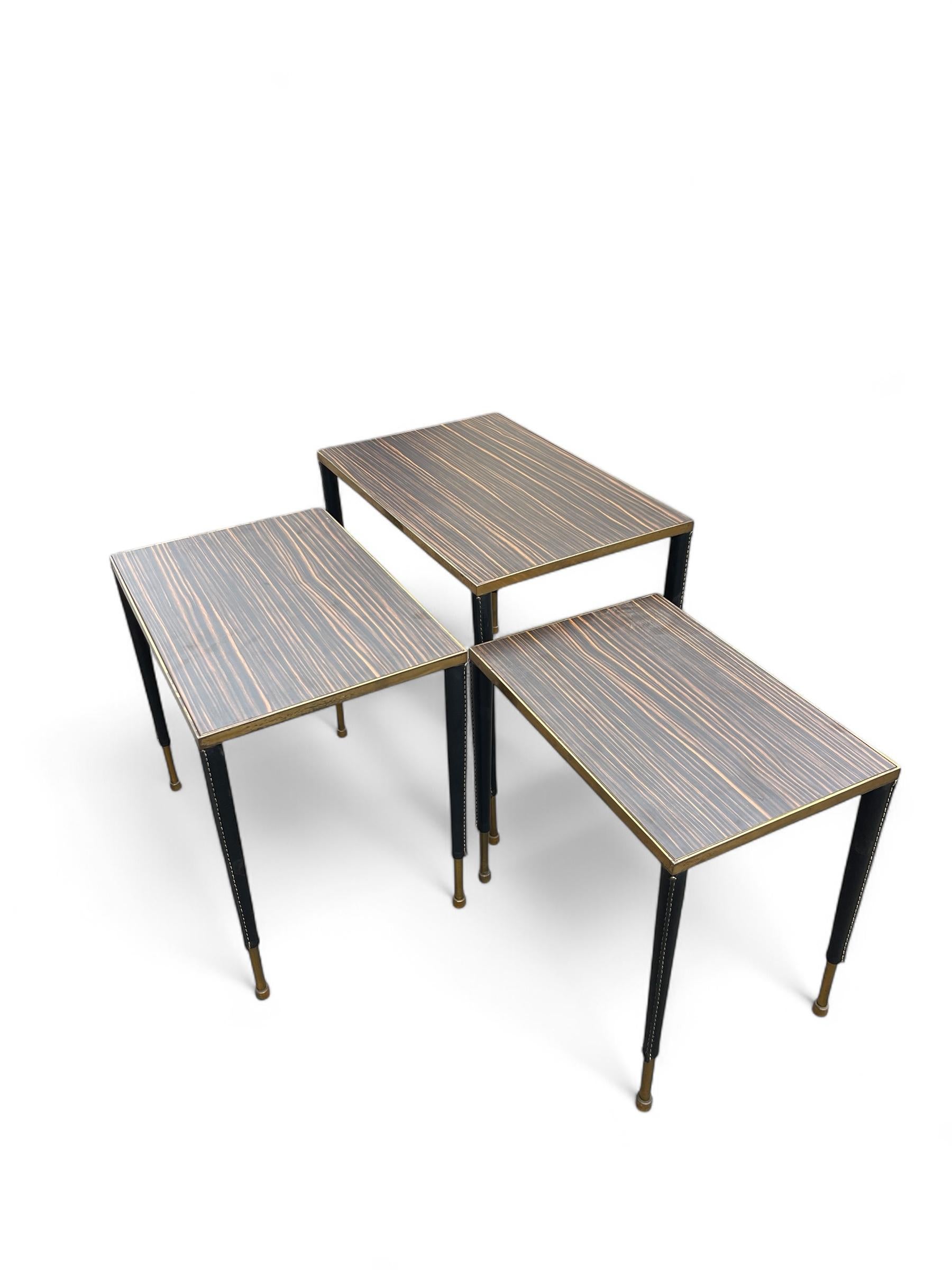 Milieu du XXe siècle Tables gigognes en cuir surpiqué des années 1950 par Jacques Adnet en vente