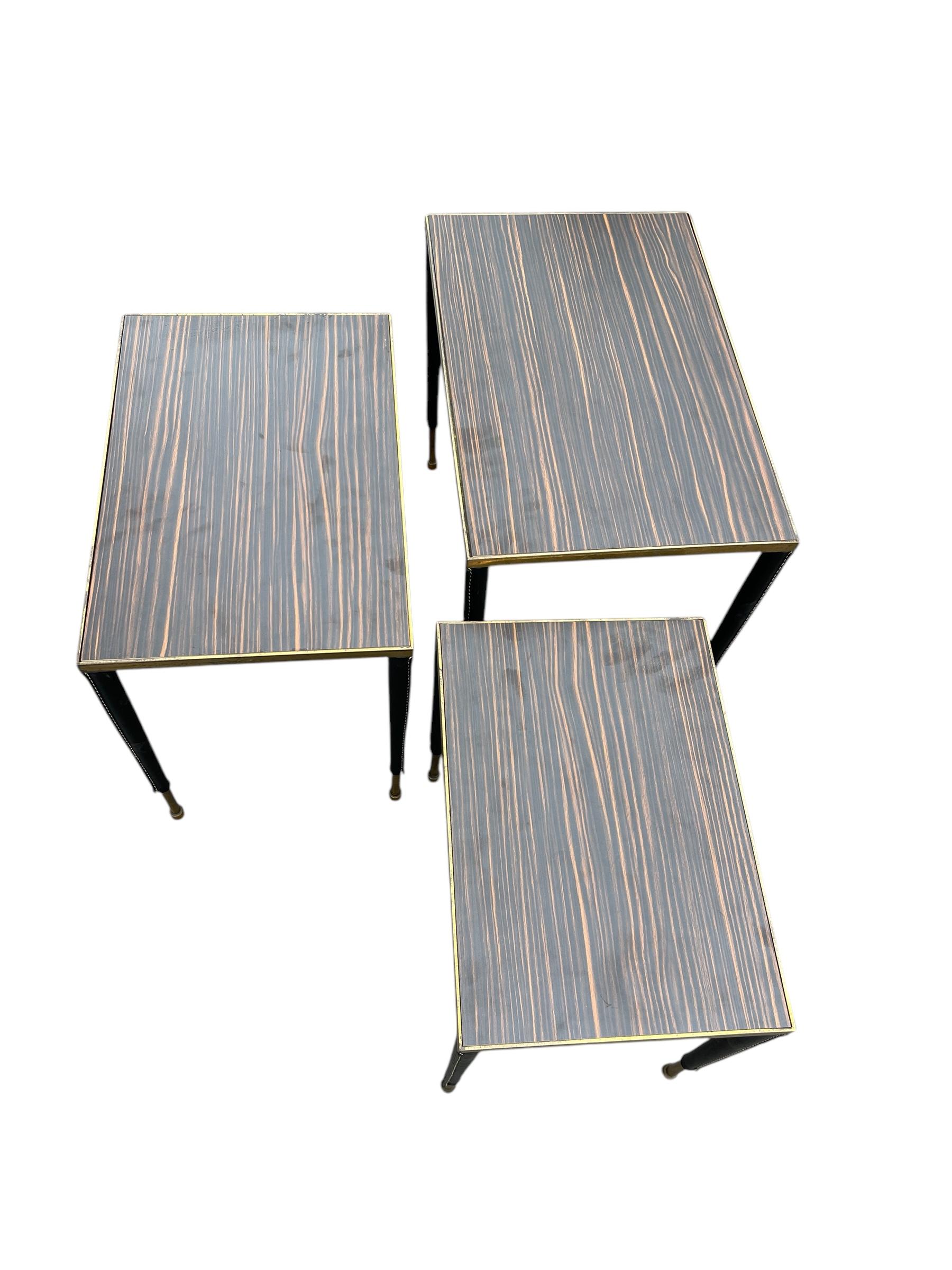 Laiton Tables gigognes en cuir surpiqué des années 1950 par Jacques Adnet en vente