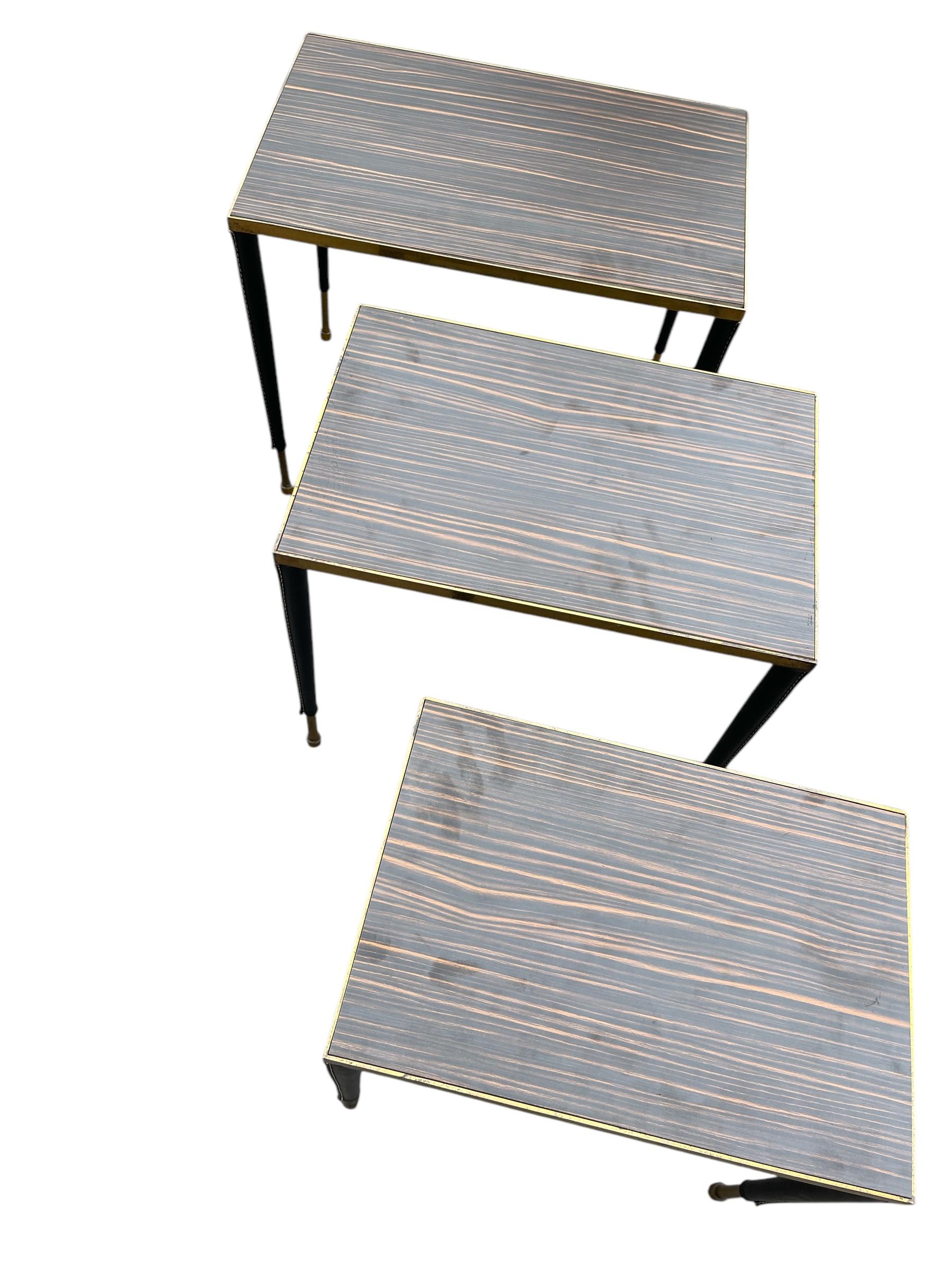 Tables gigognes en cuir surpiqué des années 1950 par Jacques Adnet en vente 1