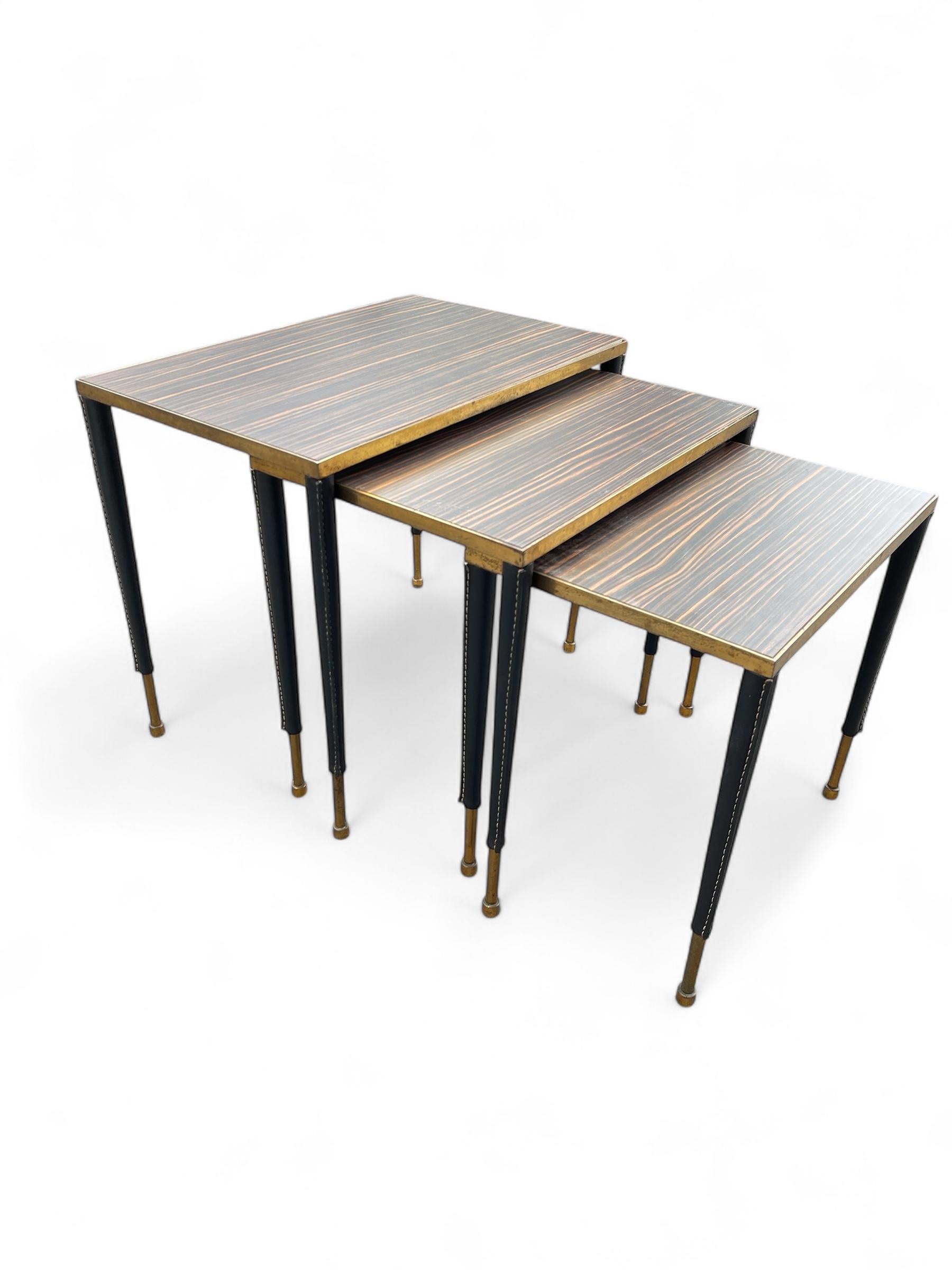Tables gigognes en cuir surpiqué des années 1950 par Jacques Adnet en vente 2