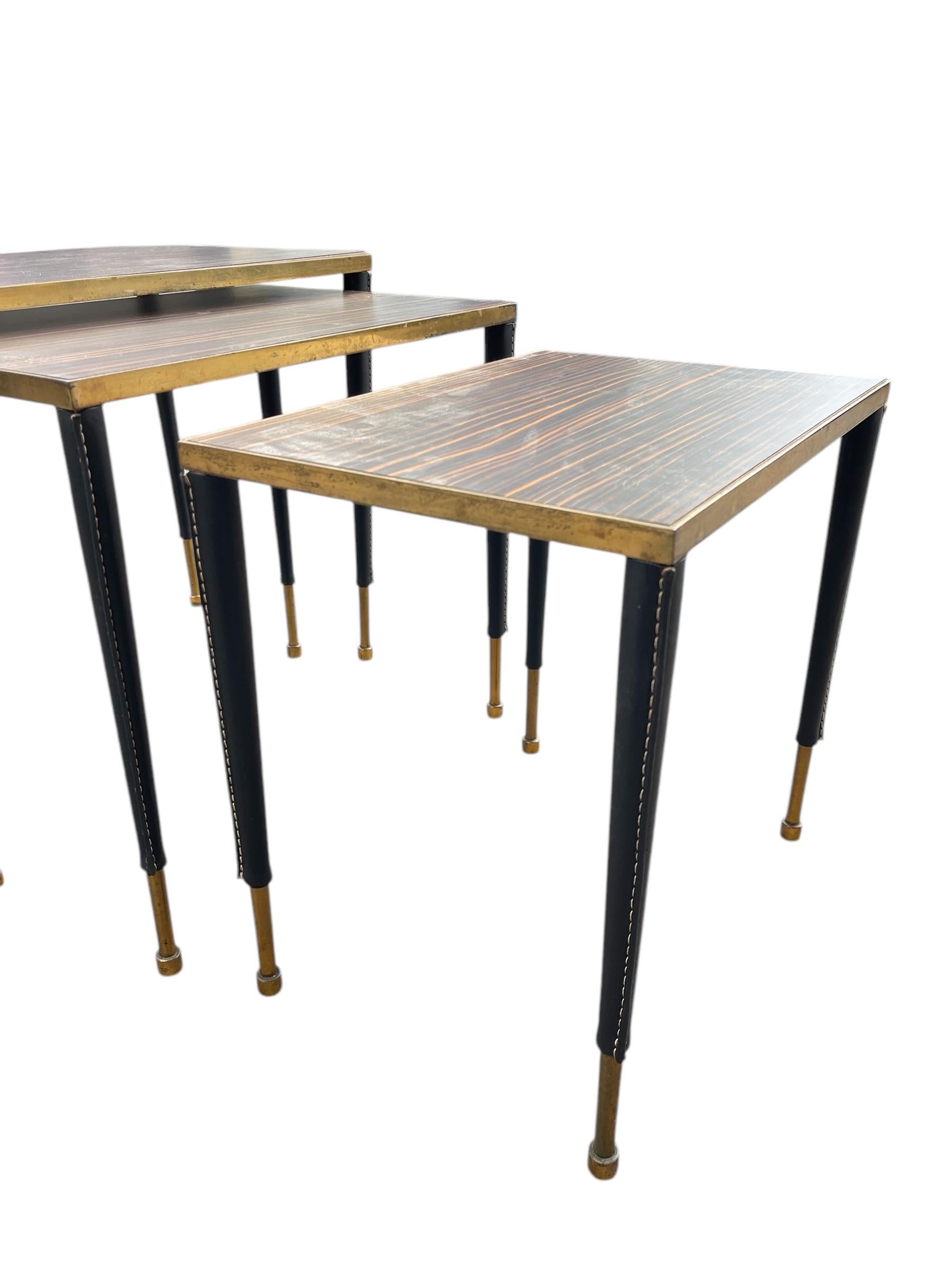 Tables gigognes en cuir surpiqué des années 1950 par Jacques Adnet en vente 3