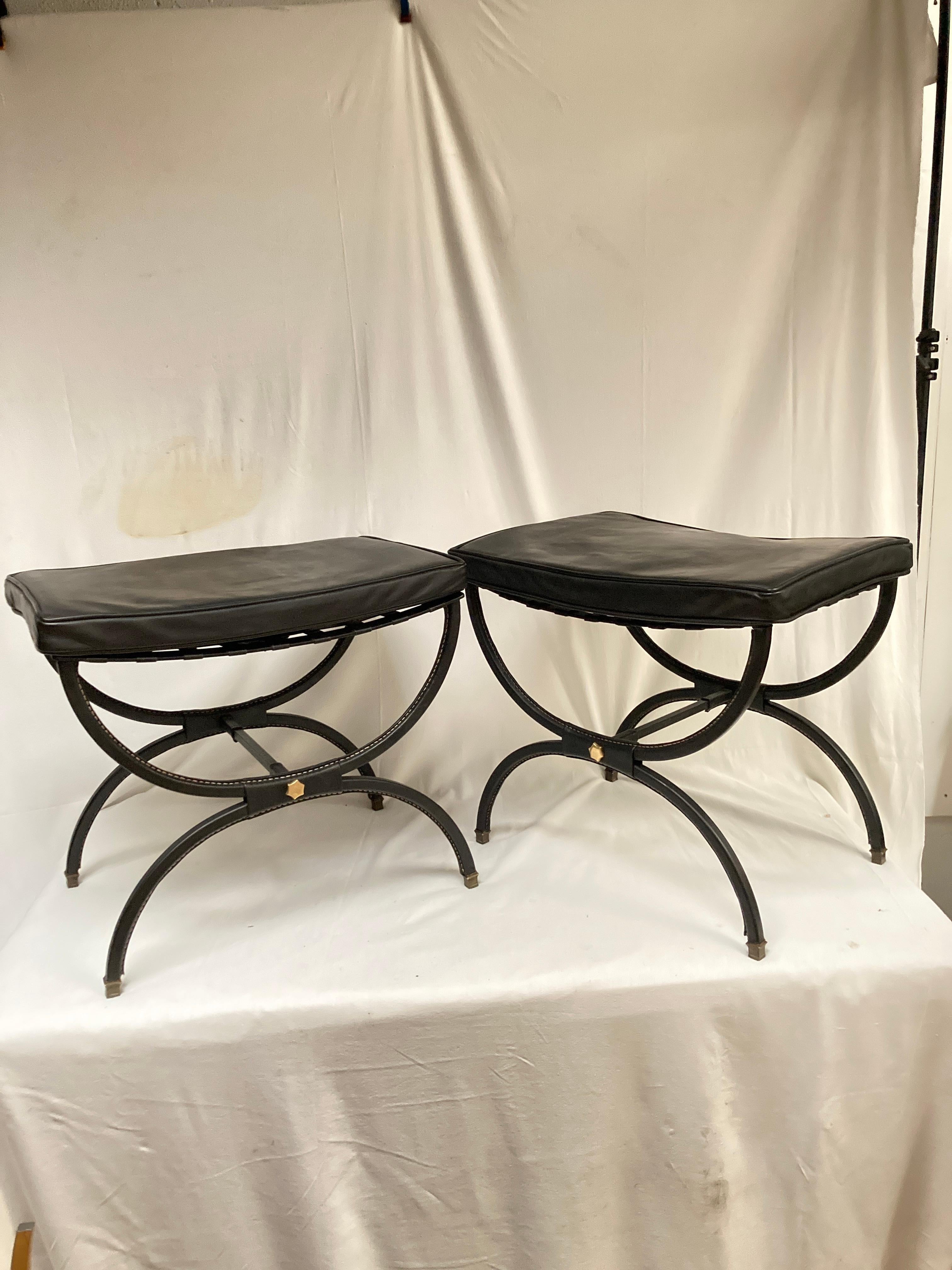 Paire de poufs en cuir Stitch des années 1950 par Jacques Adnet
Il s'agit d'une excellente pièce