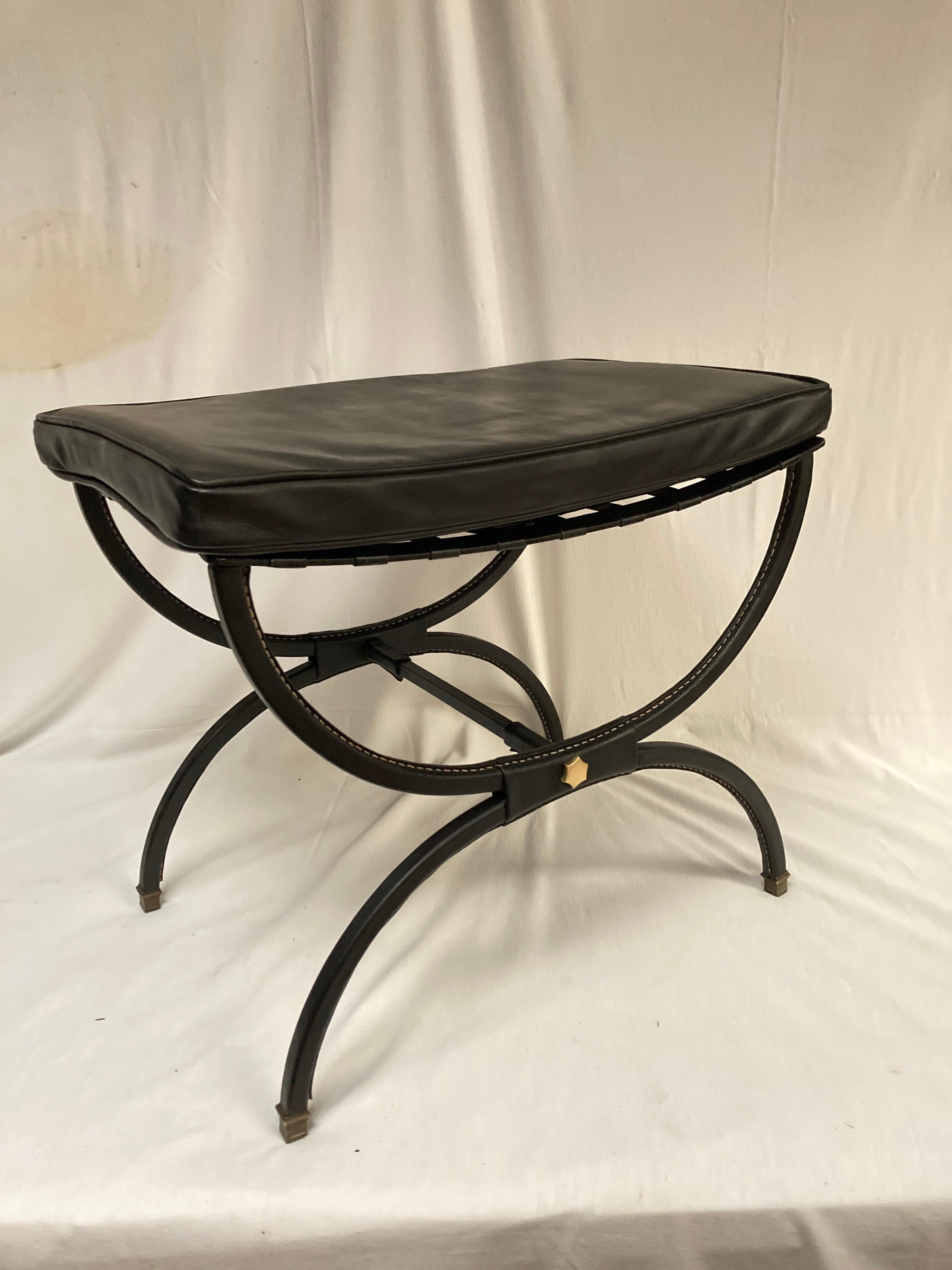 Français Ottomans en cuir cousus des années 1950 en vente