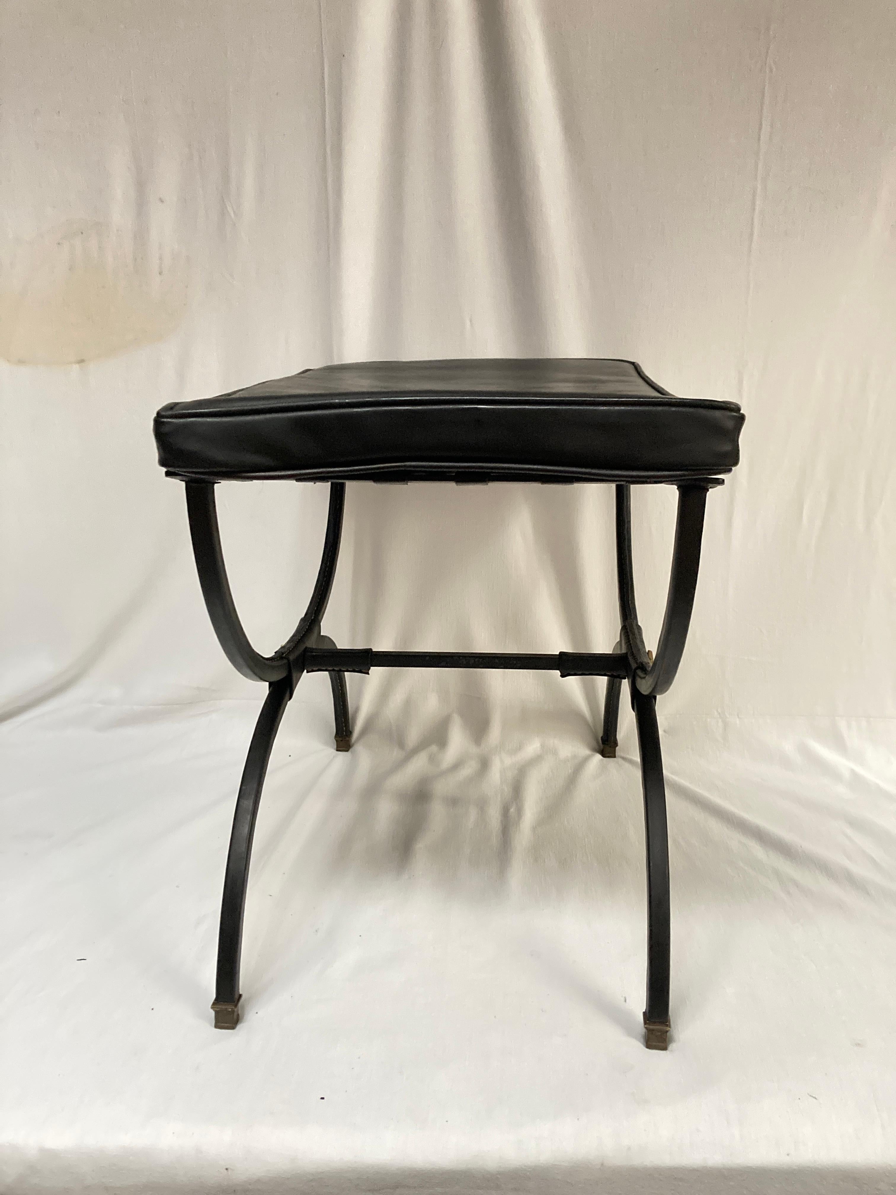 Ottomans en cuir cousus des années 1950 en vente 1