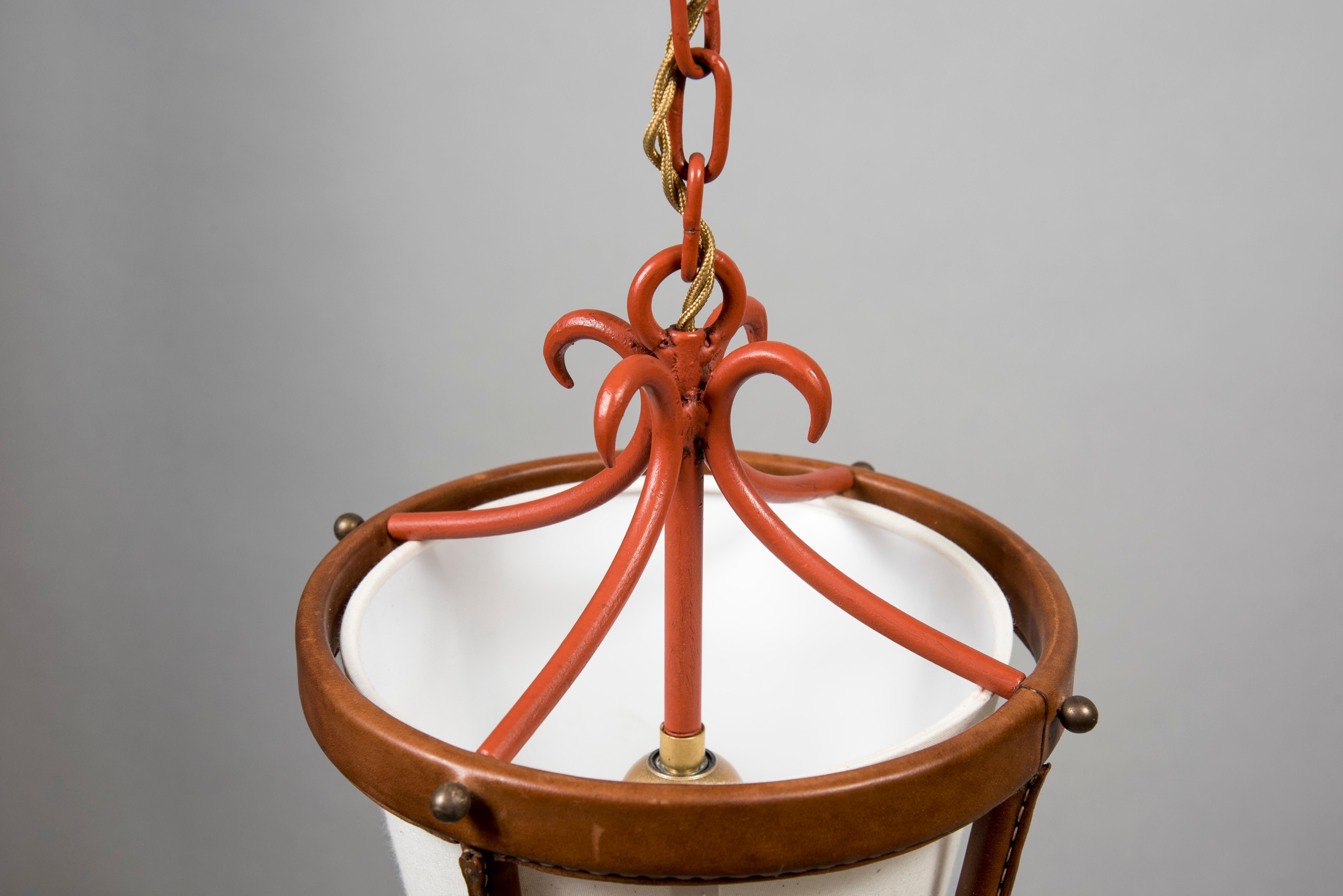 Milieu du XXe siècle Paire de lanternes de lanterne en cuir cousues par Jacques Adnet des années 1950 en vente