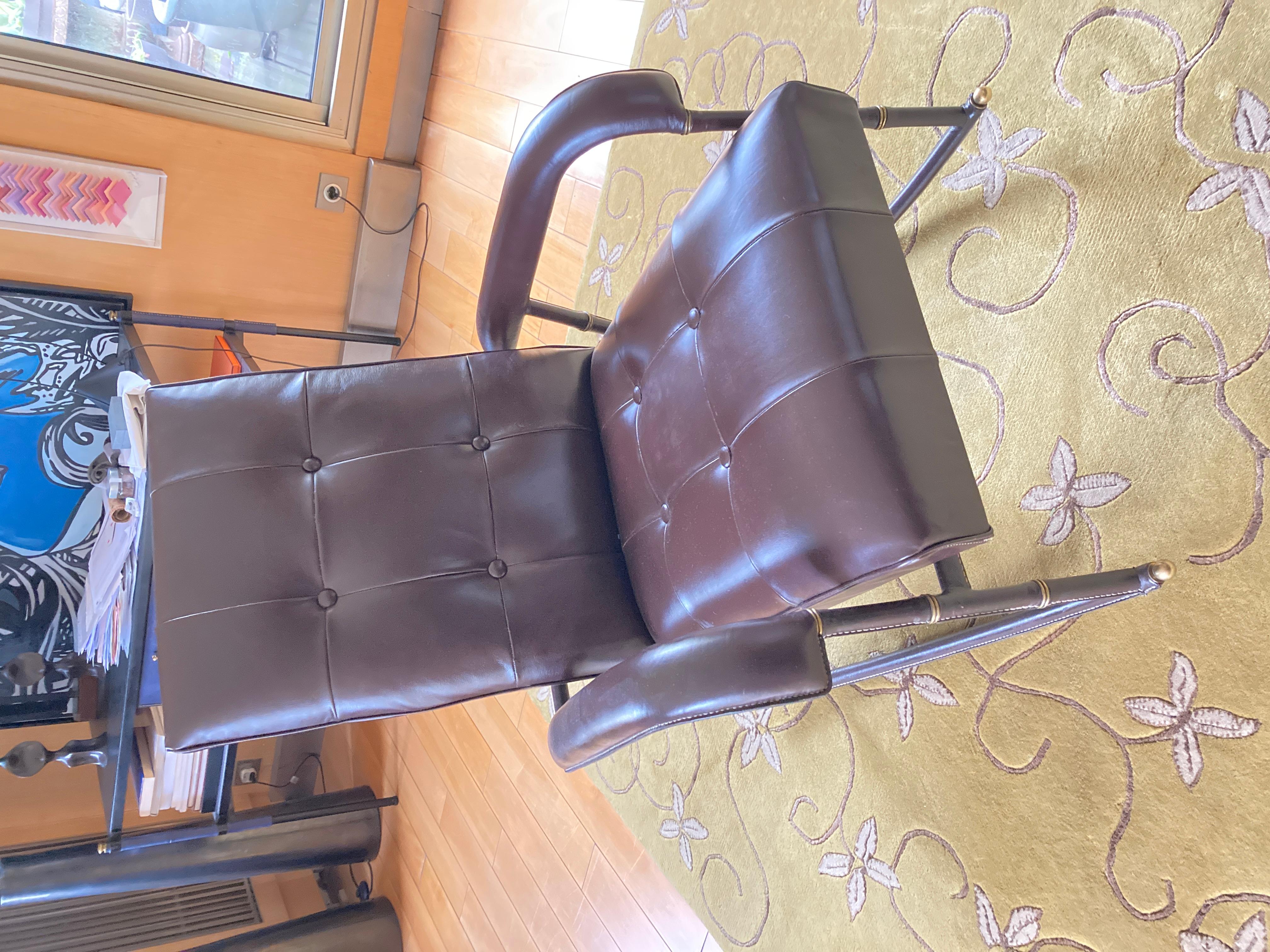 Rocking-chair en cuir cousu des années 1950 conçu par Jacques Adnet
Belle couleur brun chocolat 
France
