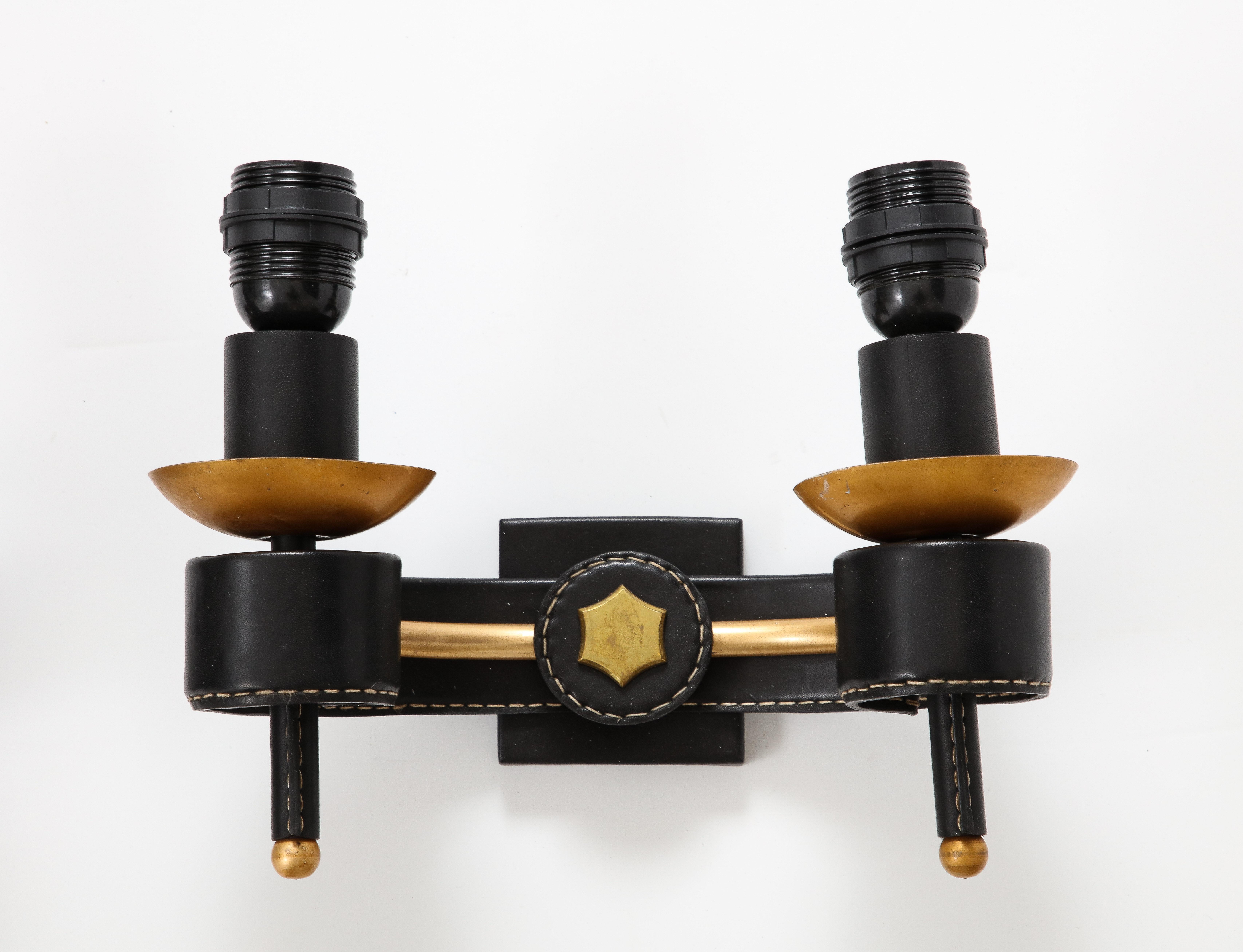 Coppia di applique in pelle cucite molto belle di Jacques Adnet
Francia
Ricablato  per lampadine E27