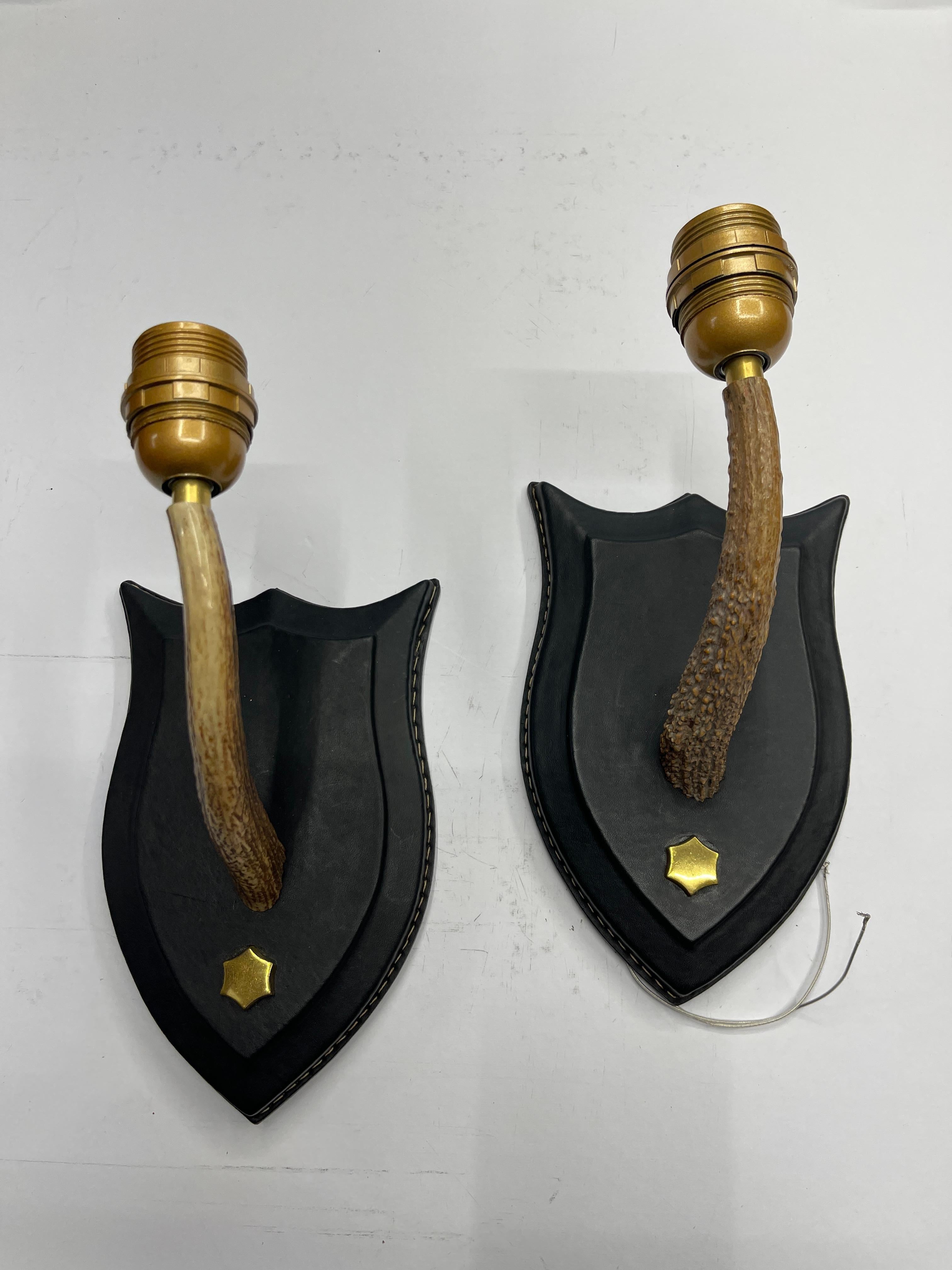 1950 Cuir cousu et bois de cerf  par Jacques Adnet
France
Recâblage 
Pas d'ombre