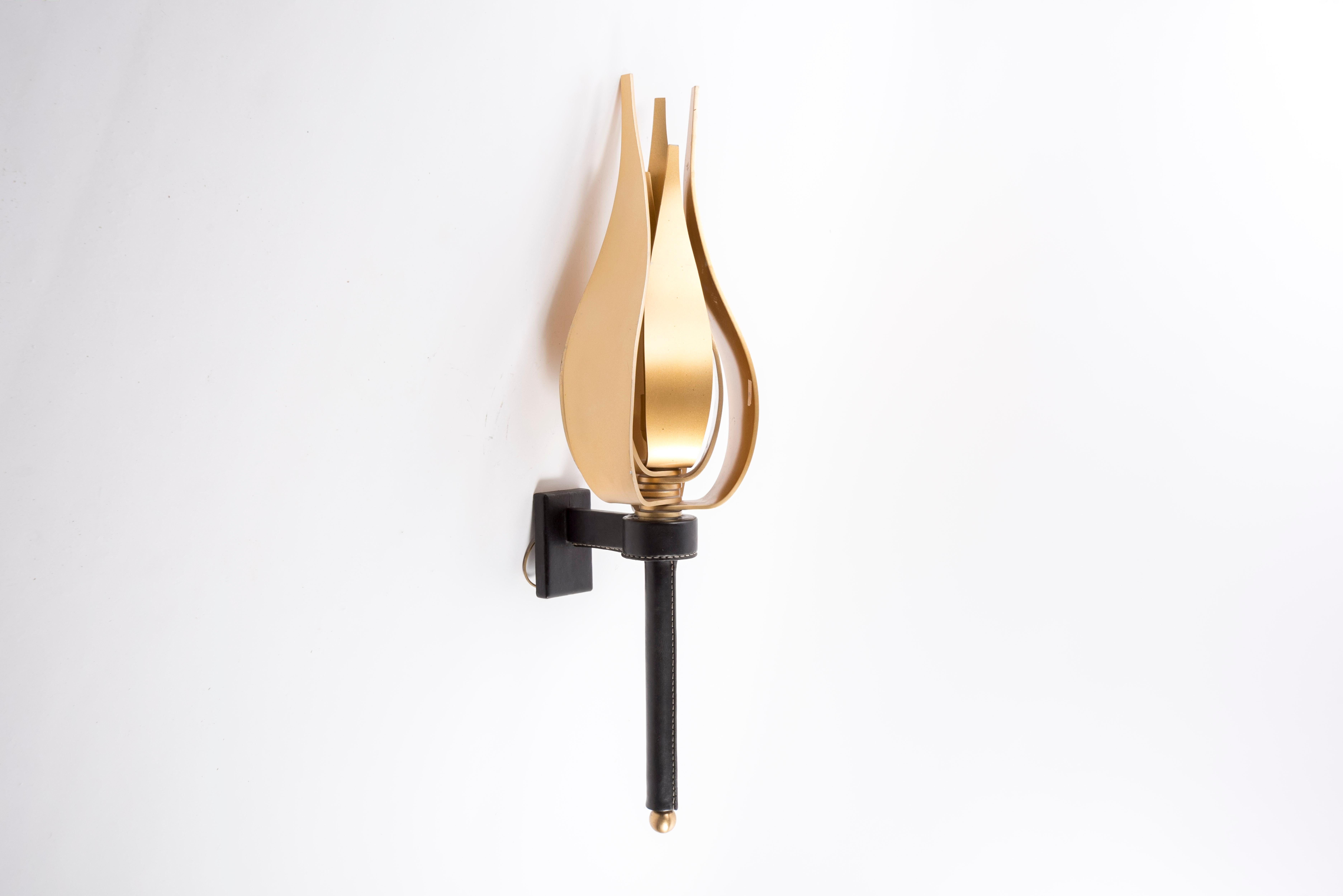 Aluminium Appliques en cuir cousues de Jacques Adnet des années 1950 en vente