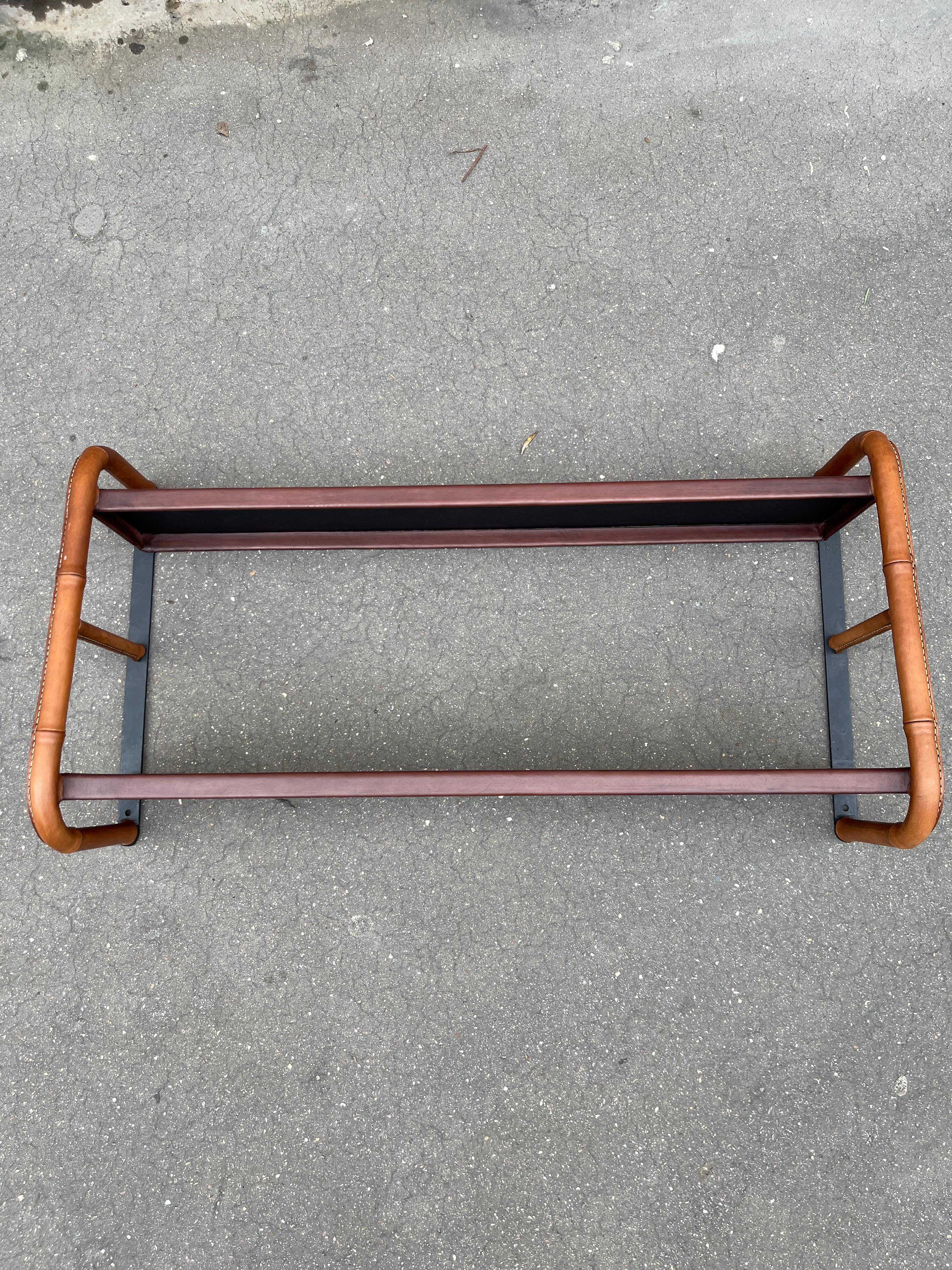 Estante de pared de cuero cosido de los años 50, por Jacques Adnet
Francia
al estilo de Hermès