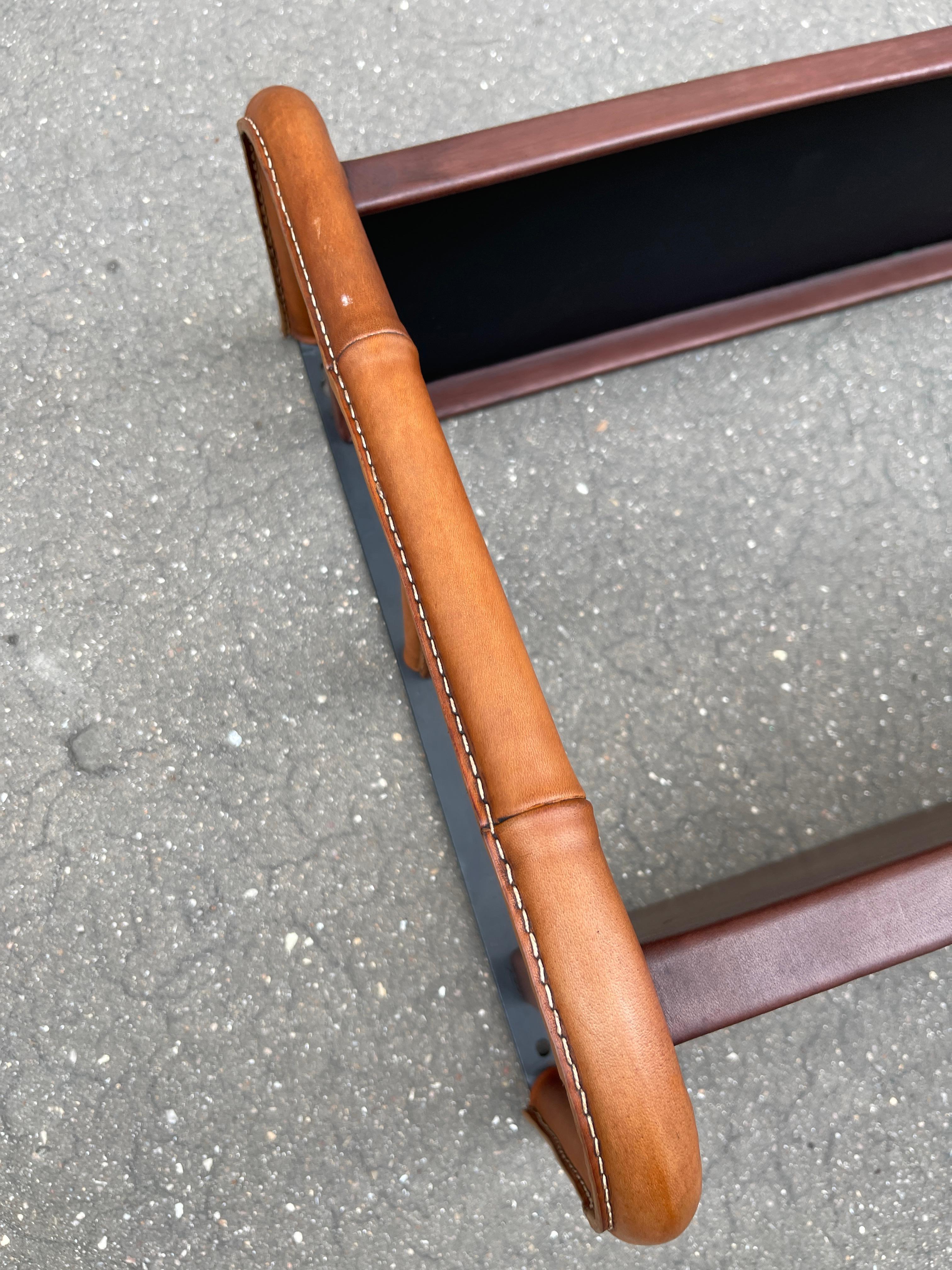 Estante de cuero cosido de los años 50 por Jacques Adnet en Bueno estado para la venta en Bois-Colombes, FR