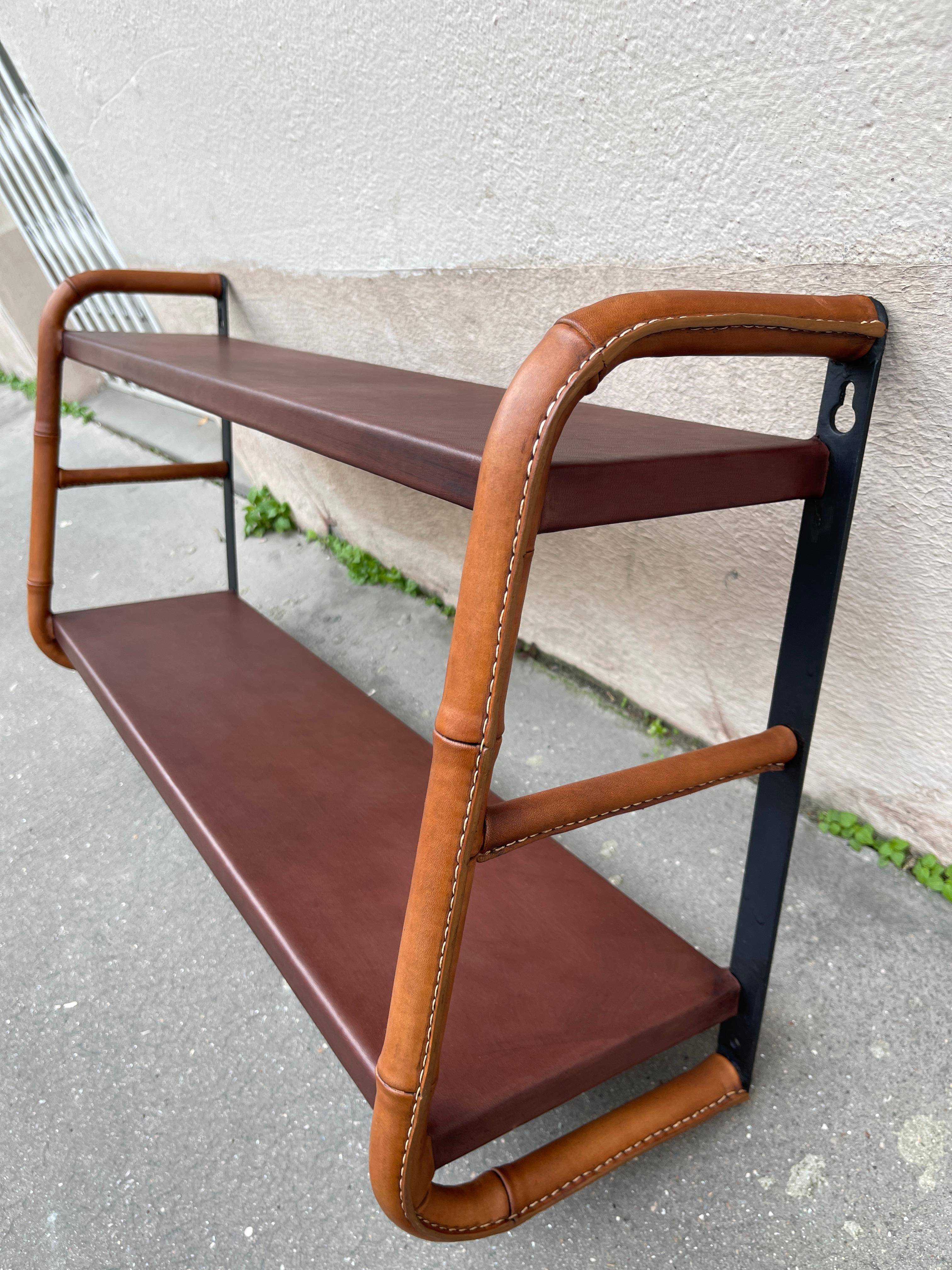 Estante de cuero cosido de los años 50 por Jacques Adnet en venta 1