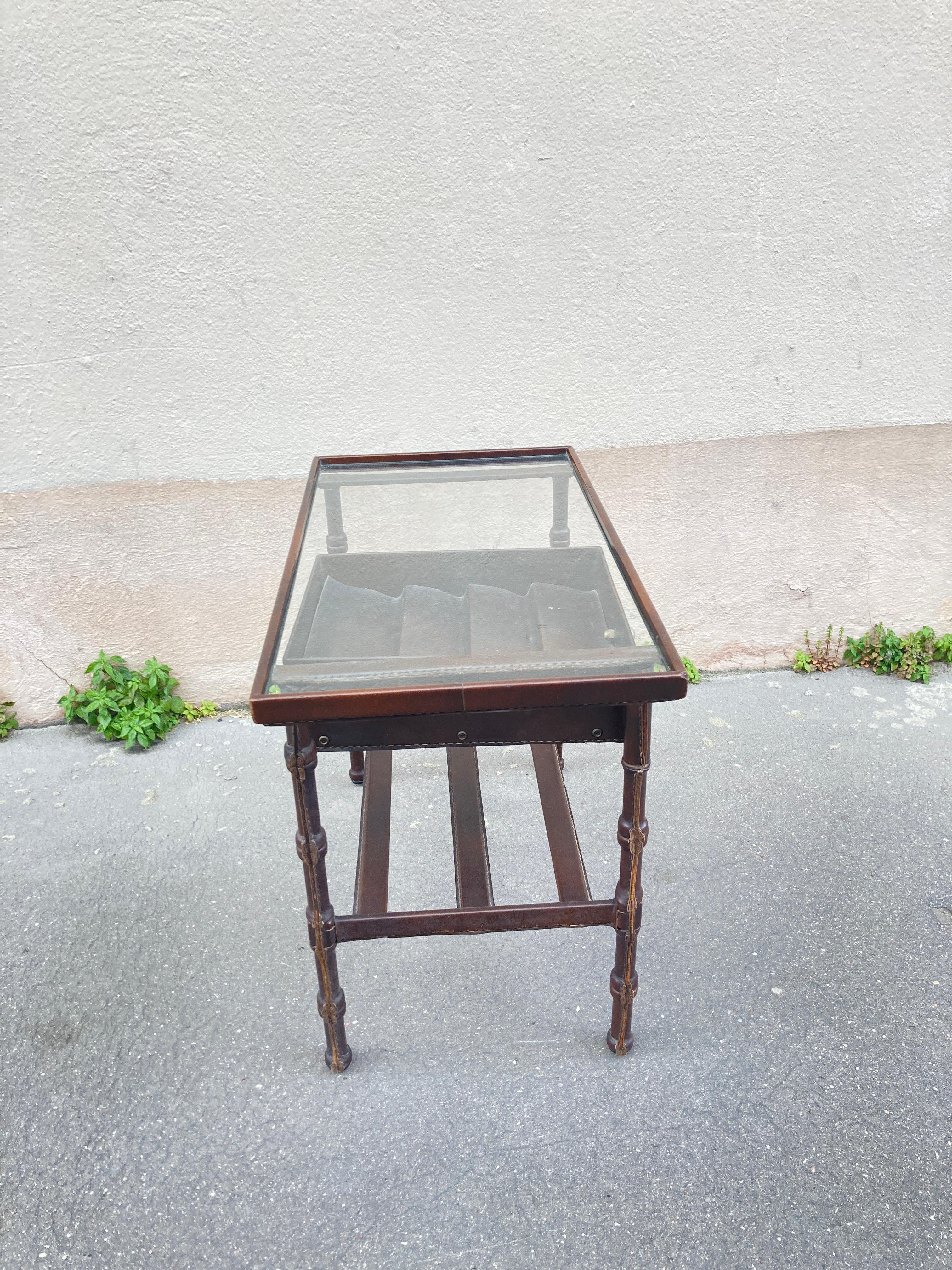 Beistelltisch aus genähtem Leder von Jacques Adnet aus den 1950er Jahren im Angebot 5