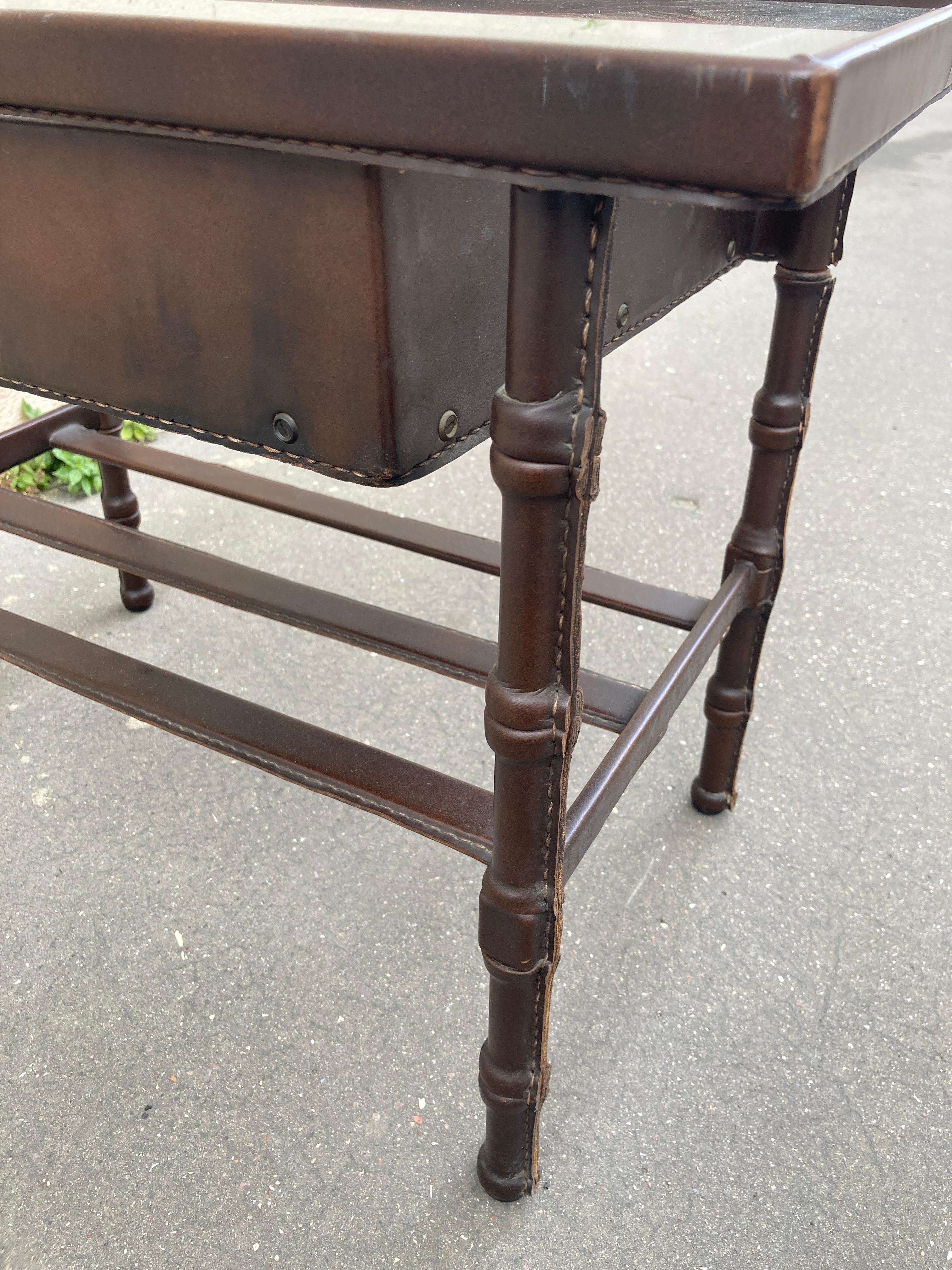 Beistelltisch aus genähtem Leder von Jacques Adnet aus den 1950er Jahren im Angebot 6