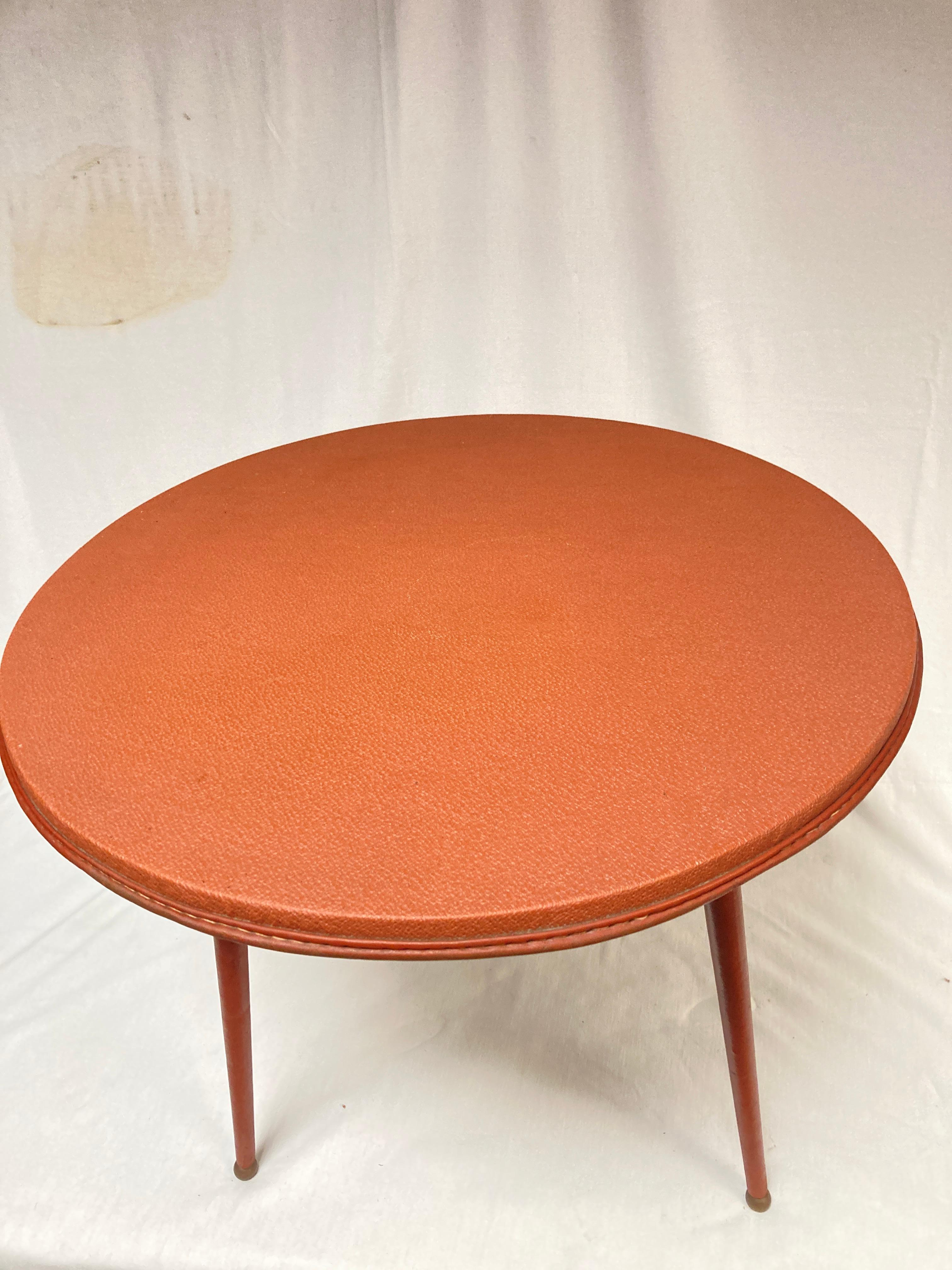 Table d'appoint en cuir surpiqué des années 1950 Par Jacques Adnet
France
Bon état vintage