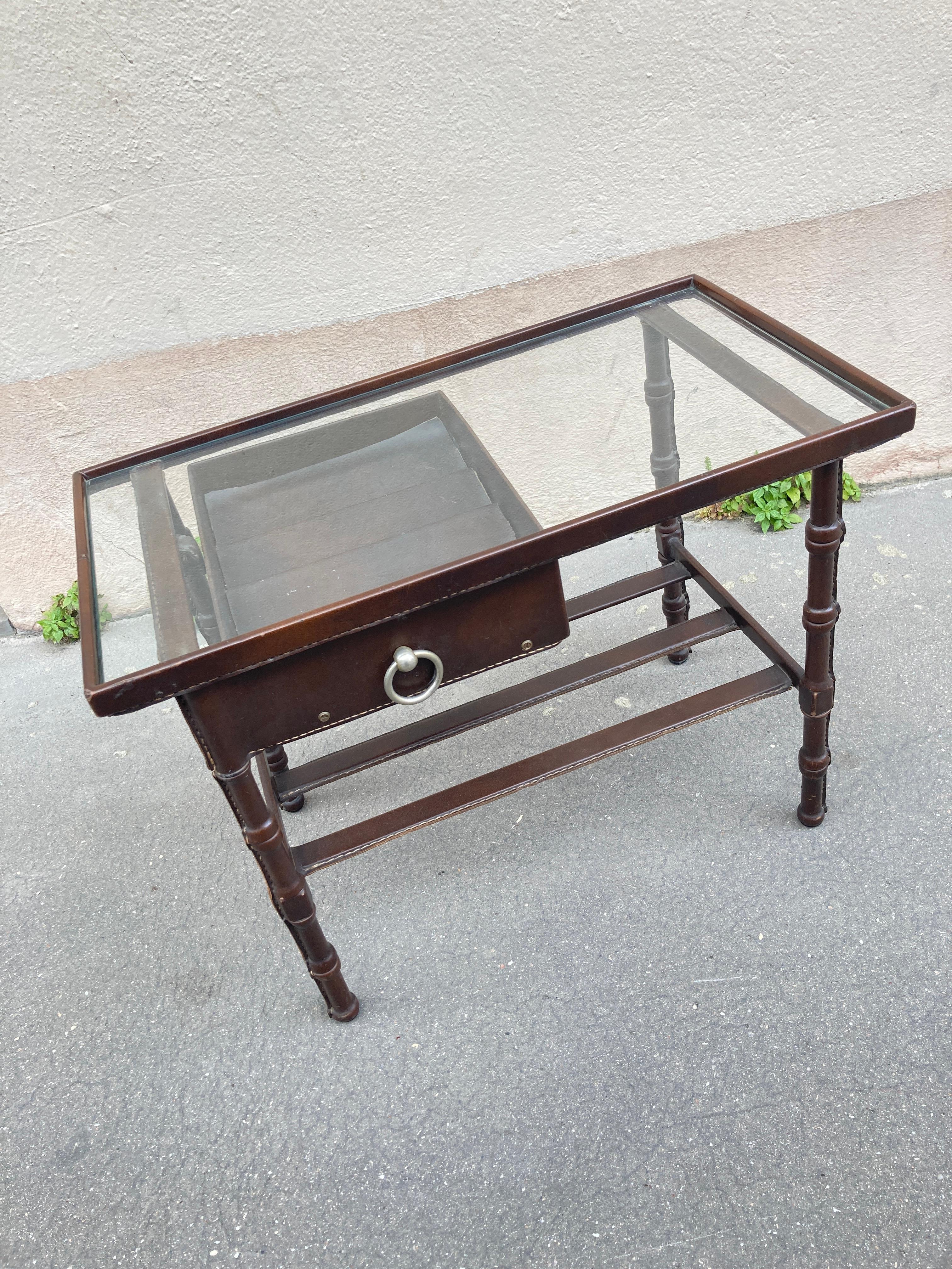 Beistelltisch aus genähtem Leder von Jacques Adnet aus den 1950er Jahren
Frankreich
Guter Vintage-Zustand