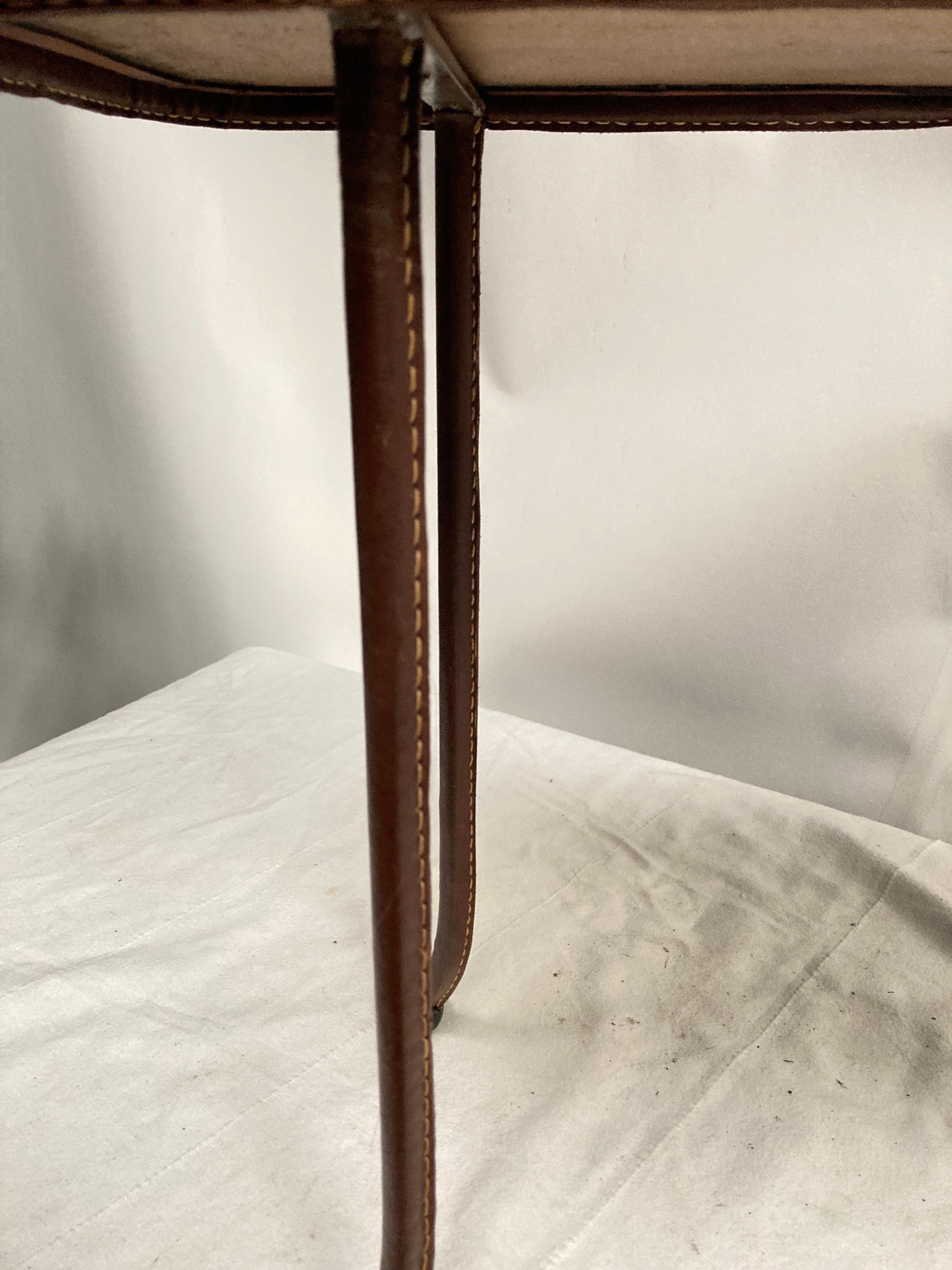 Belle table d'appoint en cuir surpiqué par Jacques Adnet 
Cuir marron
