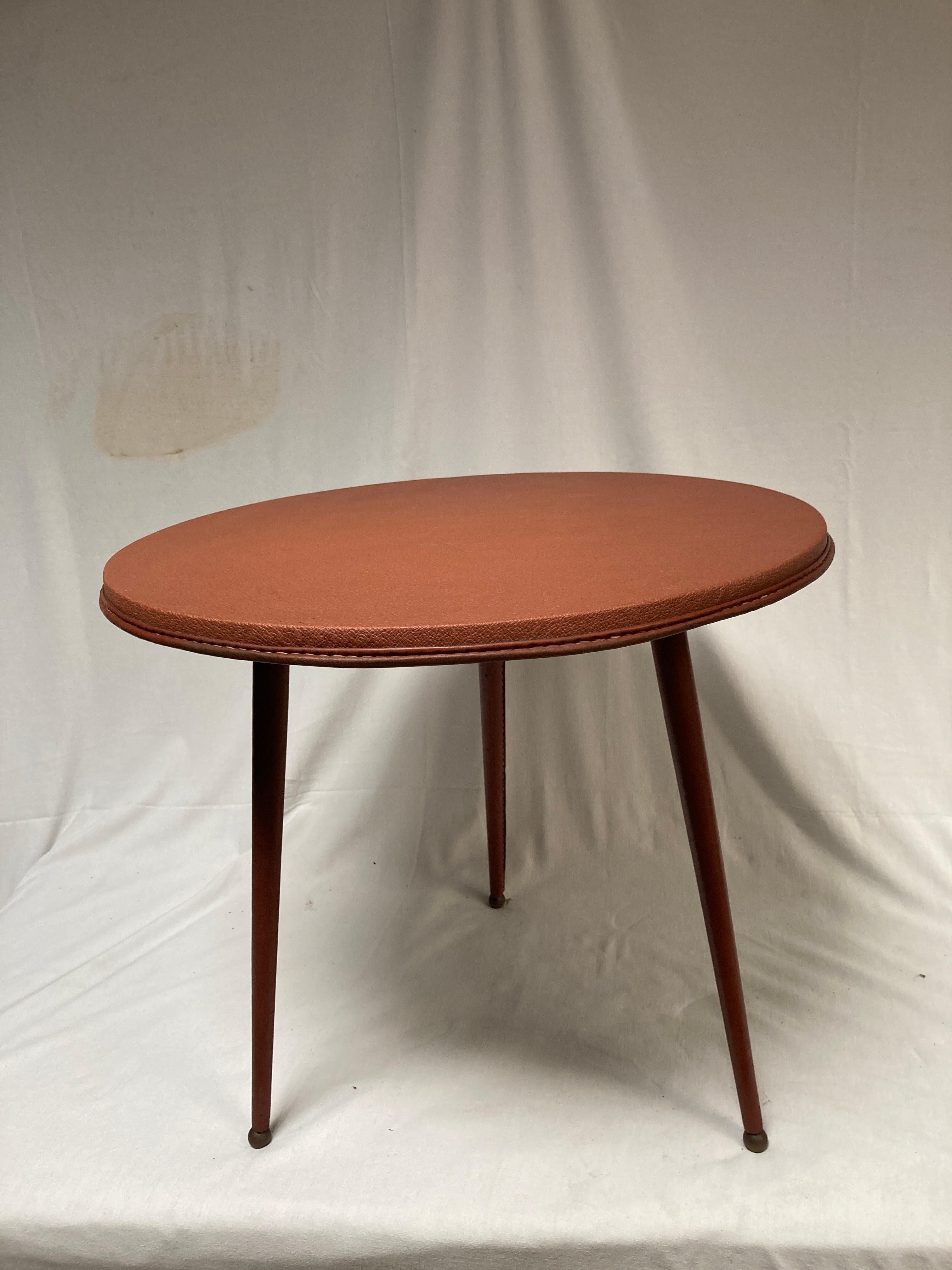 Français Table d'appoint en cuir Stitch by Jacques Adnet, 1950 en vente