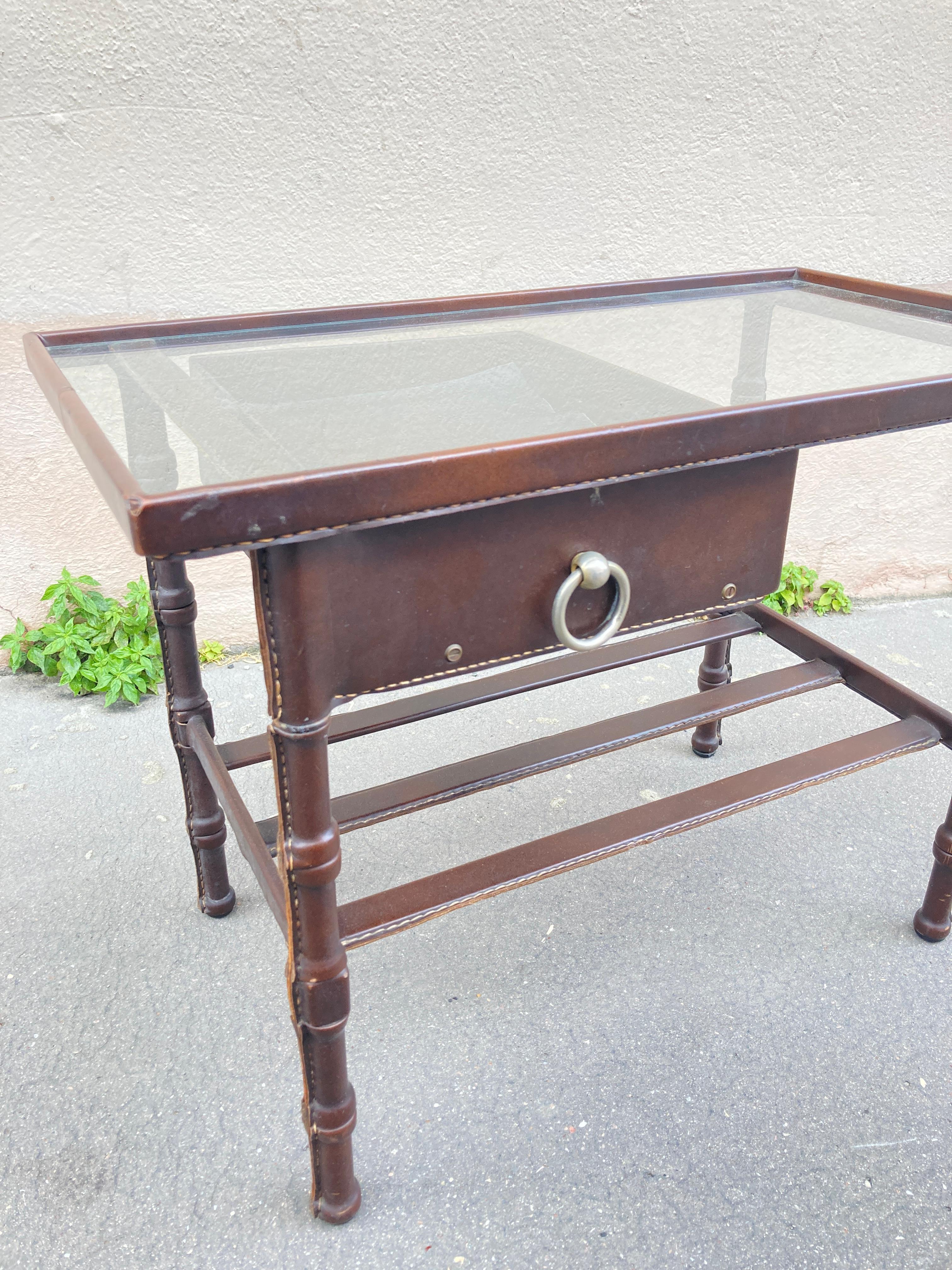 Beistelltisch aus genähtem Leder von Jacques Adnet aus den 1950er Jahren (Französisch) im Angebot