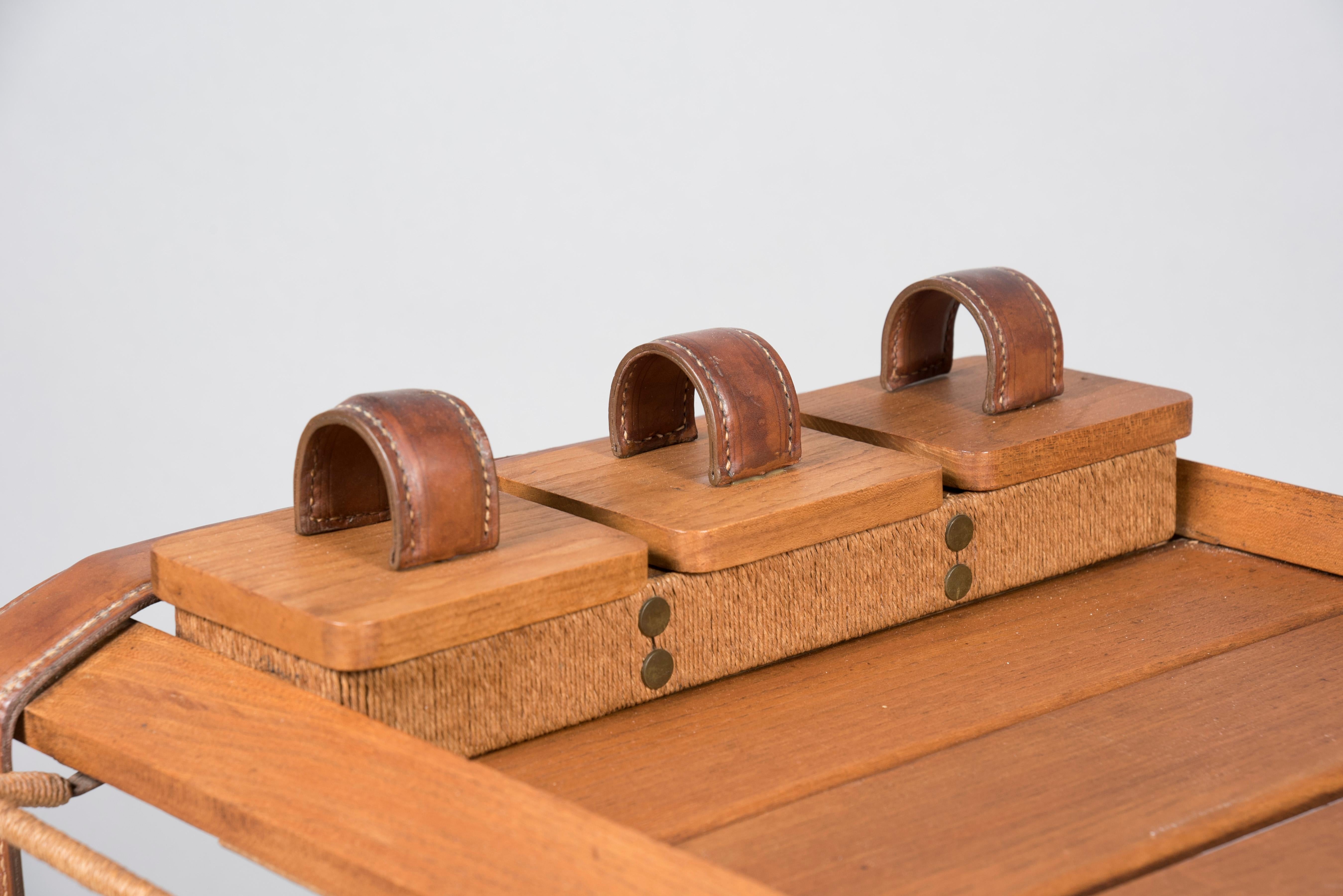 Table d'appoint en cuir Stitch by Jacques Adnet, 1950 Bon état - En vente à Bois-Colombes, FR