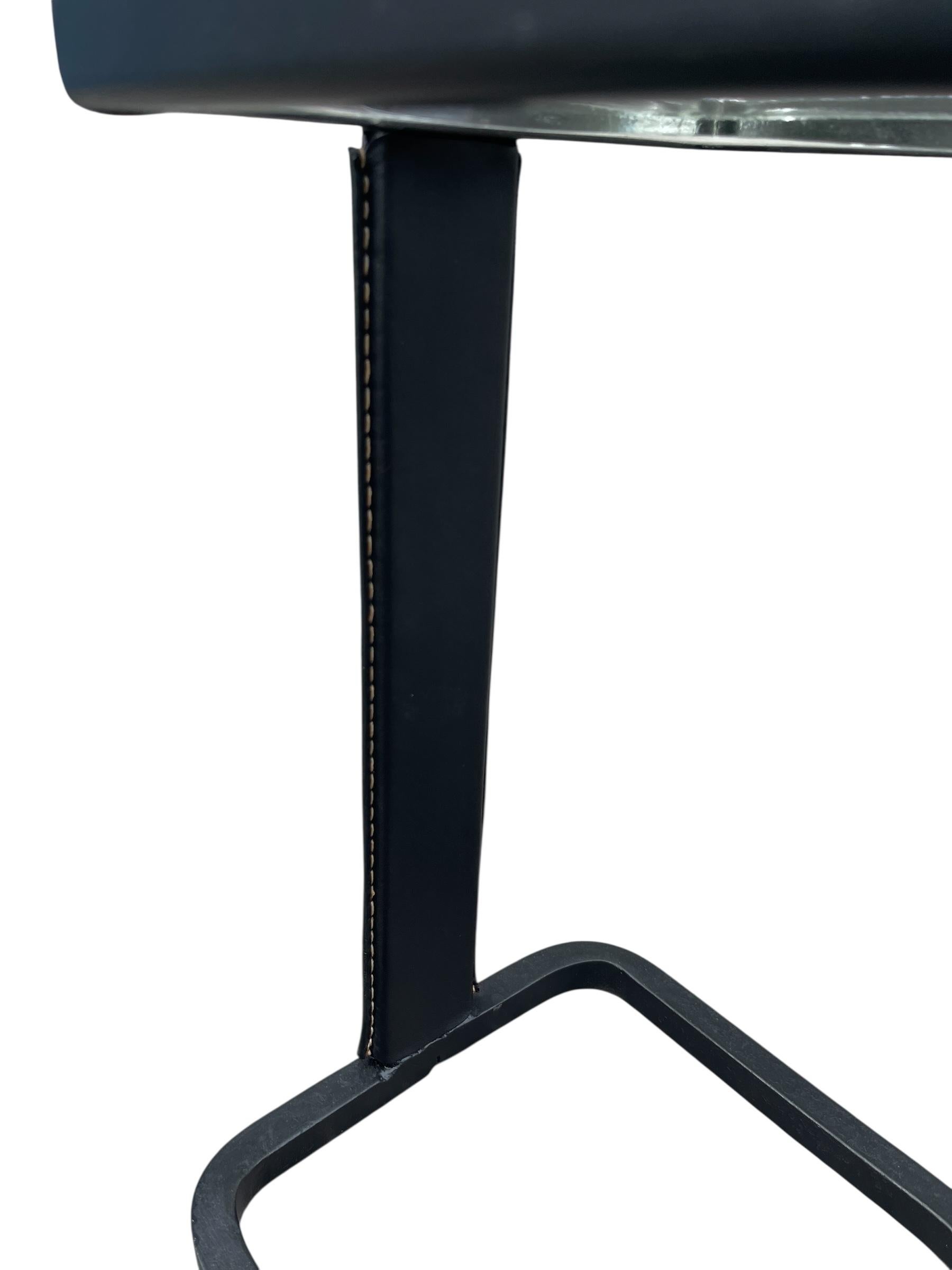 Mesa auxiliar de cuero cosido de los años 50, por Jacques Adnet Europeo en venta