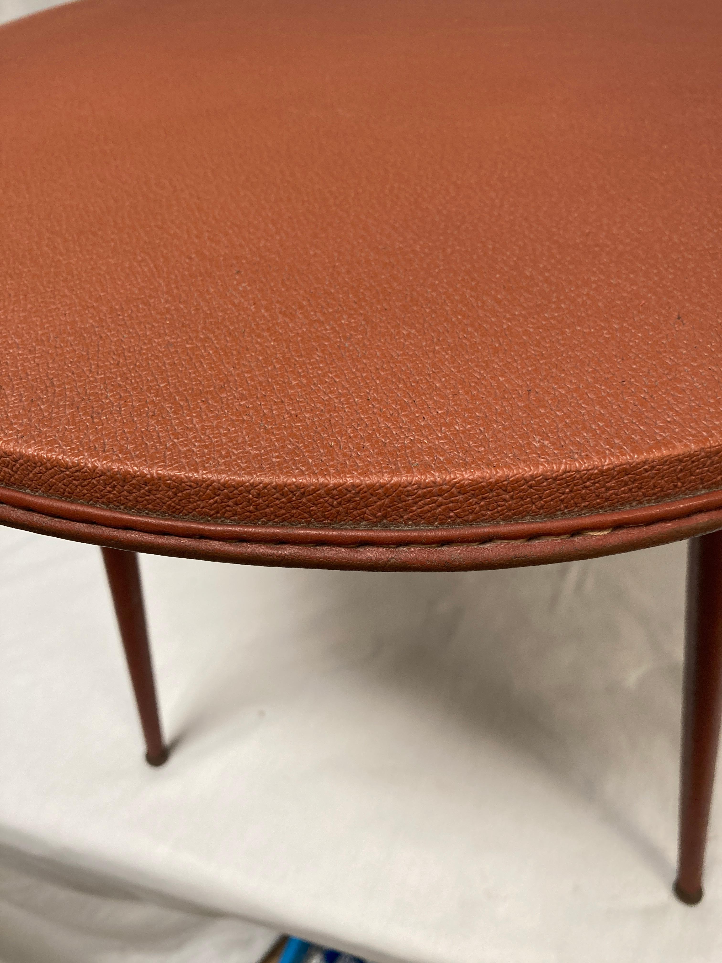 Table d'appoint en cuir Stitch by Jacques Adnet, 1950 Bon état - En vente à New York, NY