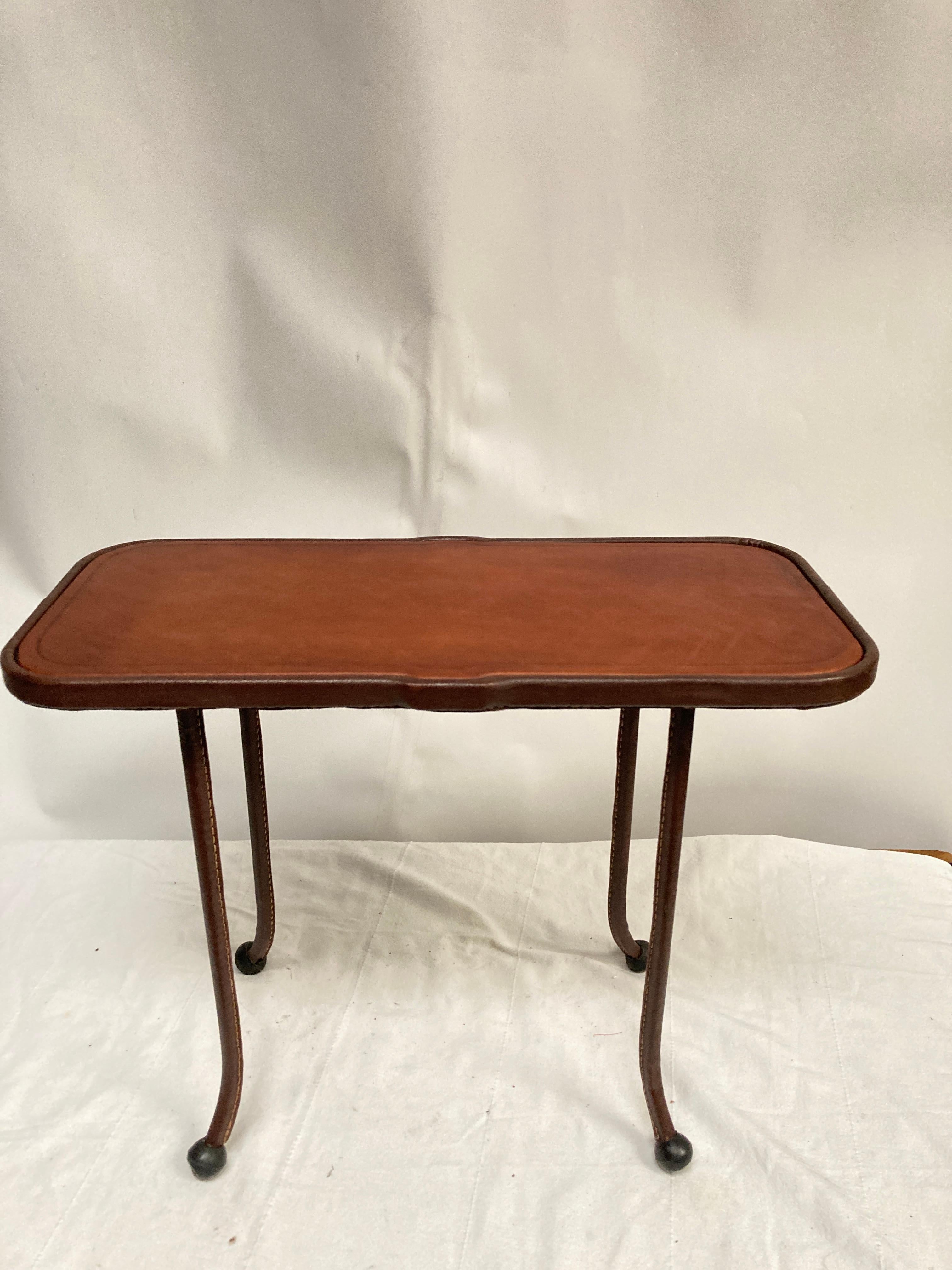 Table d'appoint en cuir cousue de Jacques Adnet des années 1950 Bon état - En vente à Bois-Colombes, FR