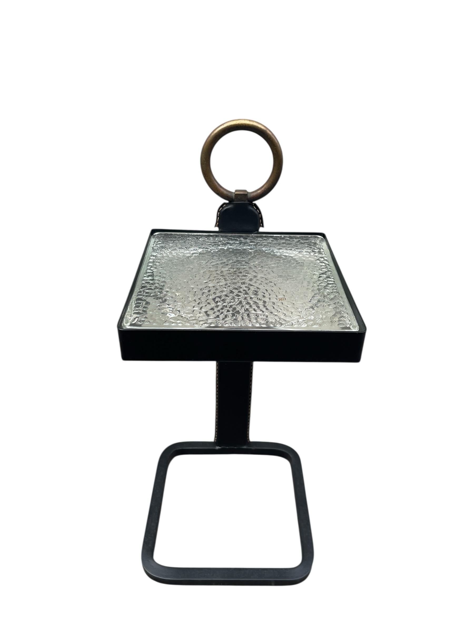 Mesa auxiliar de cuero cosido de los años 50, por Jacques Adnet en Bueno estado para la venta en Bois-Colombes, FR