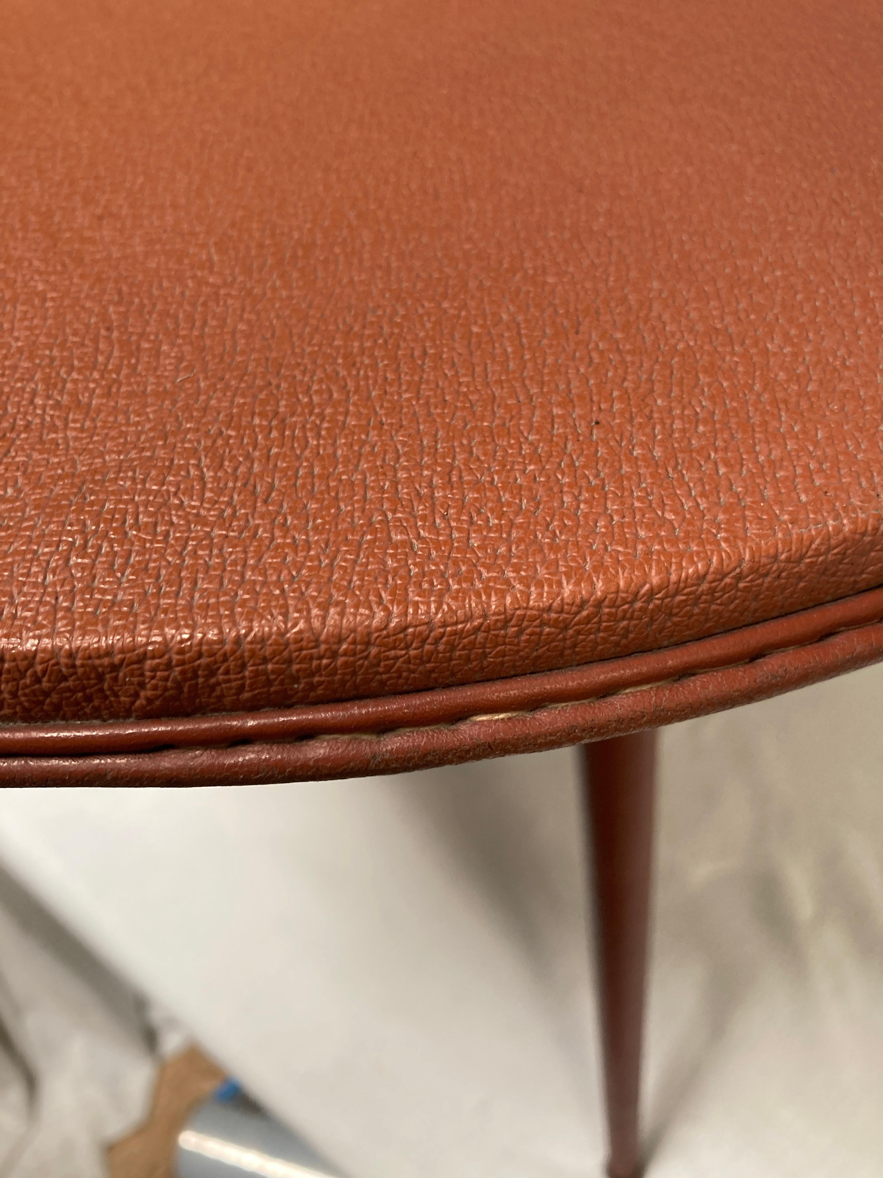 Milieu du XXe siècle Table d'appoint en cuir Stitch by Jacques Adnet, 1950 en vente