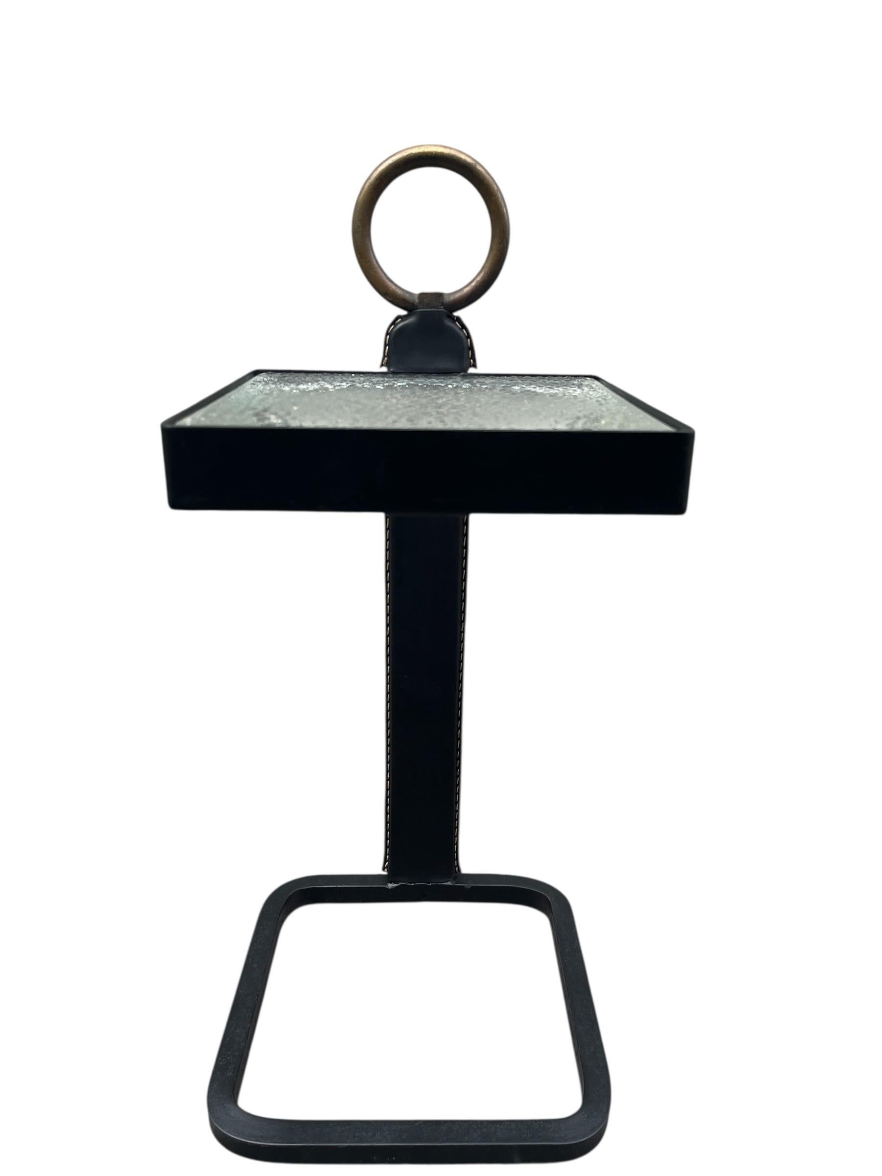 Mesa auxiliar de cuero cosido de los años 50, por Jacques Adnet mediados del siglo XX en venta