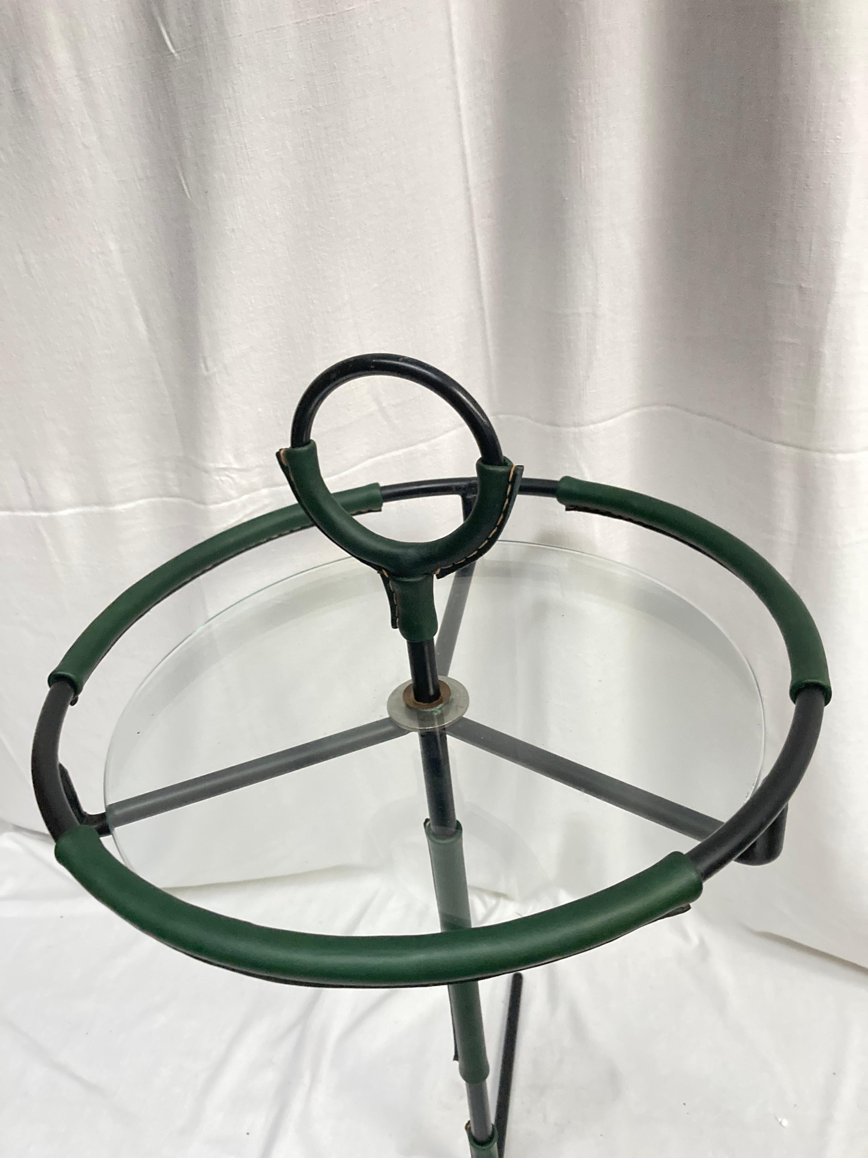 Beistelltisch aus genähtem Leder von Jacques Adnet aus den 1950er Jahren (Metall) im Angebot
