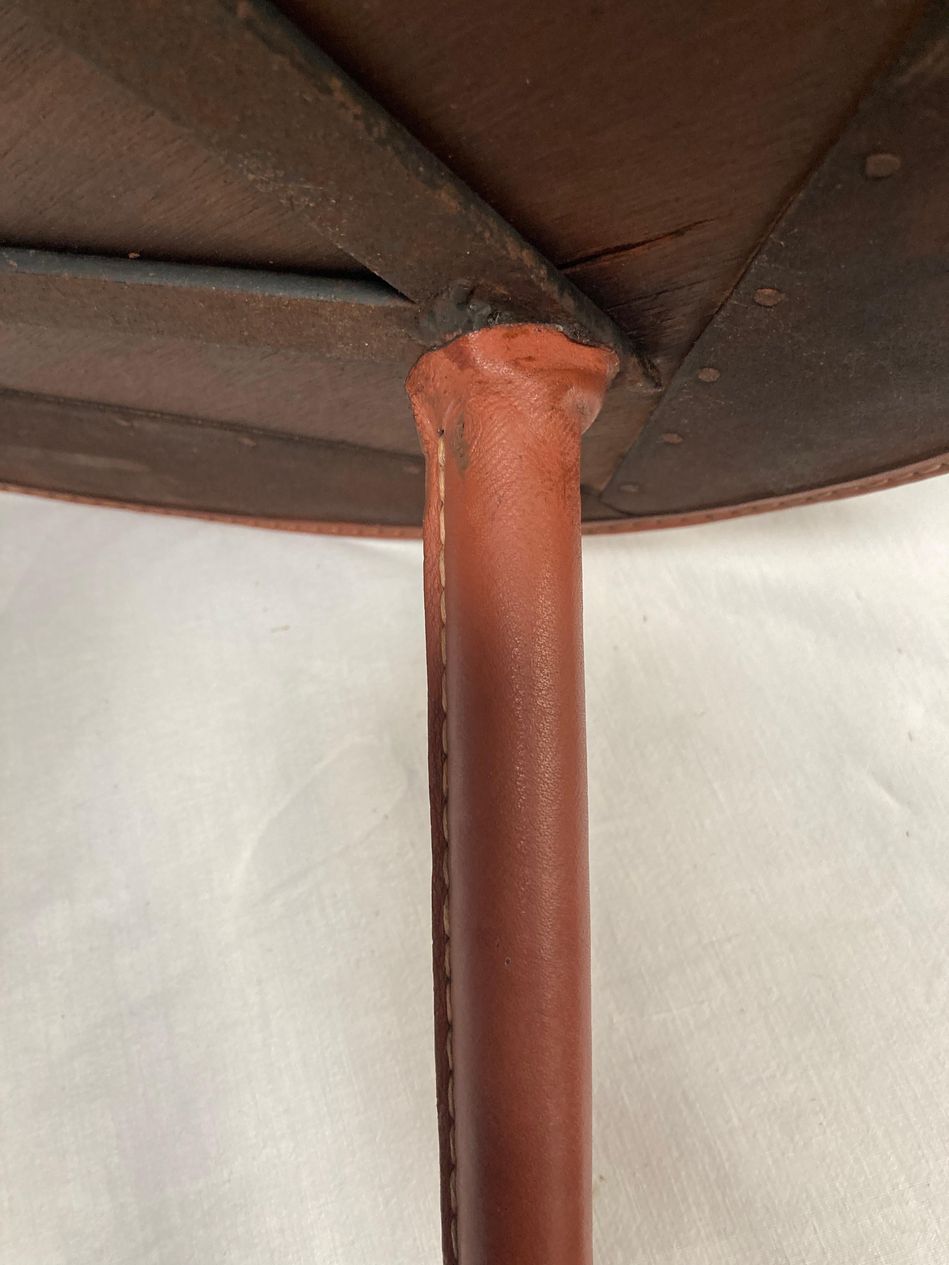 Cuir Table d'appoint en cuir Stitch by Jacques Adnet, 1950 en vente