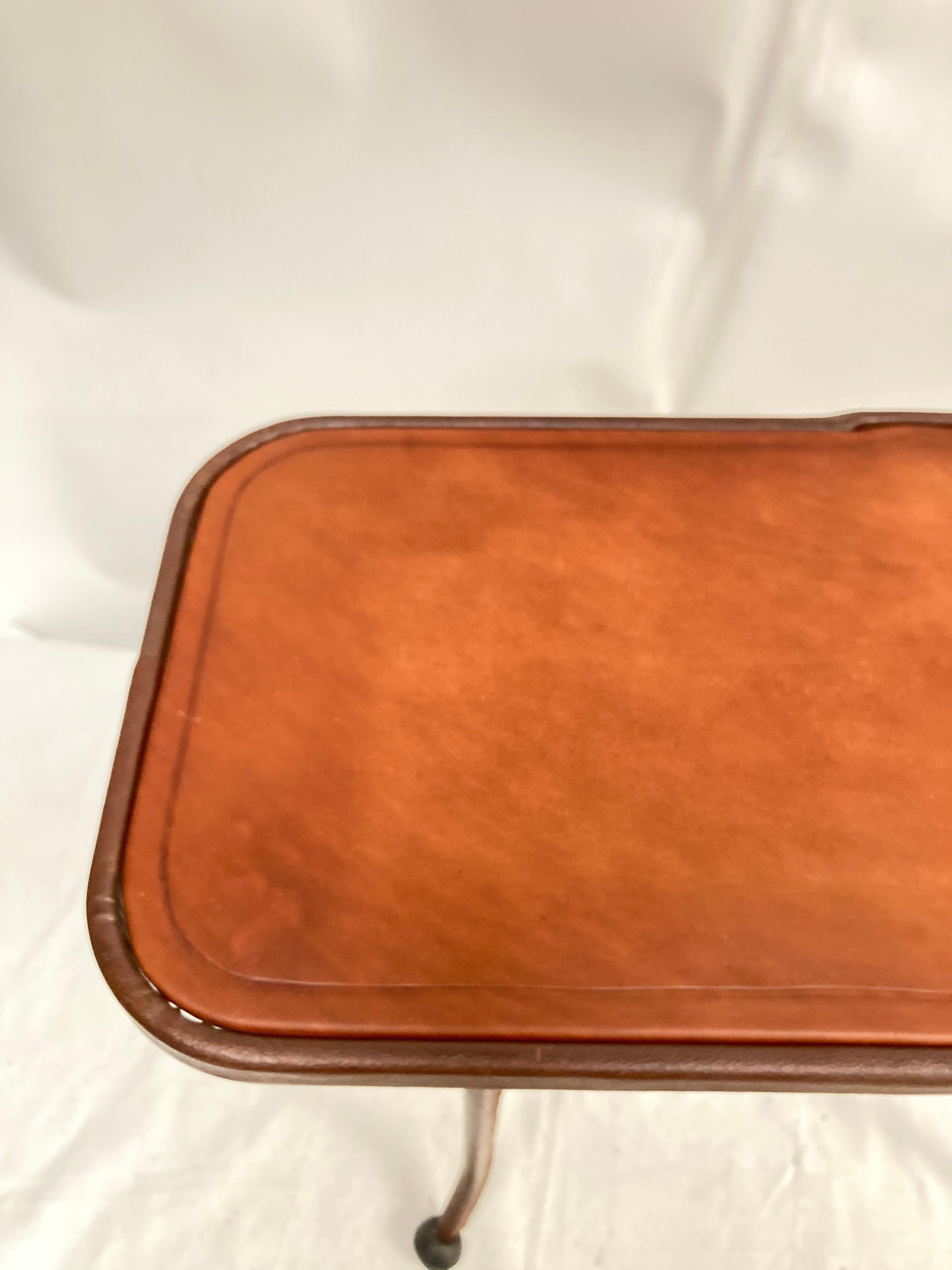 Cuir Table d'appoint en cuir cousue de Jacques Adnet des années 1950 en vente