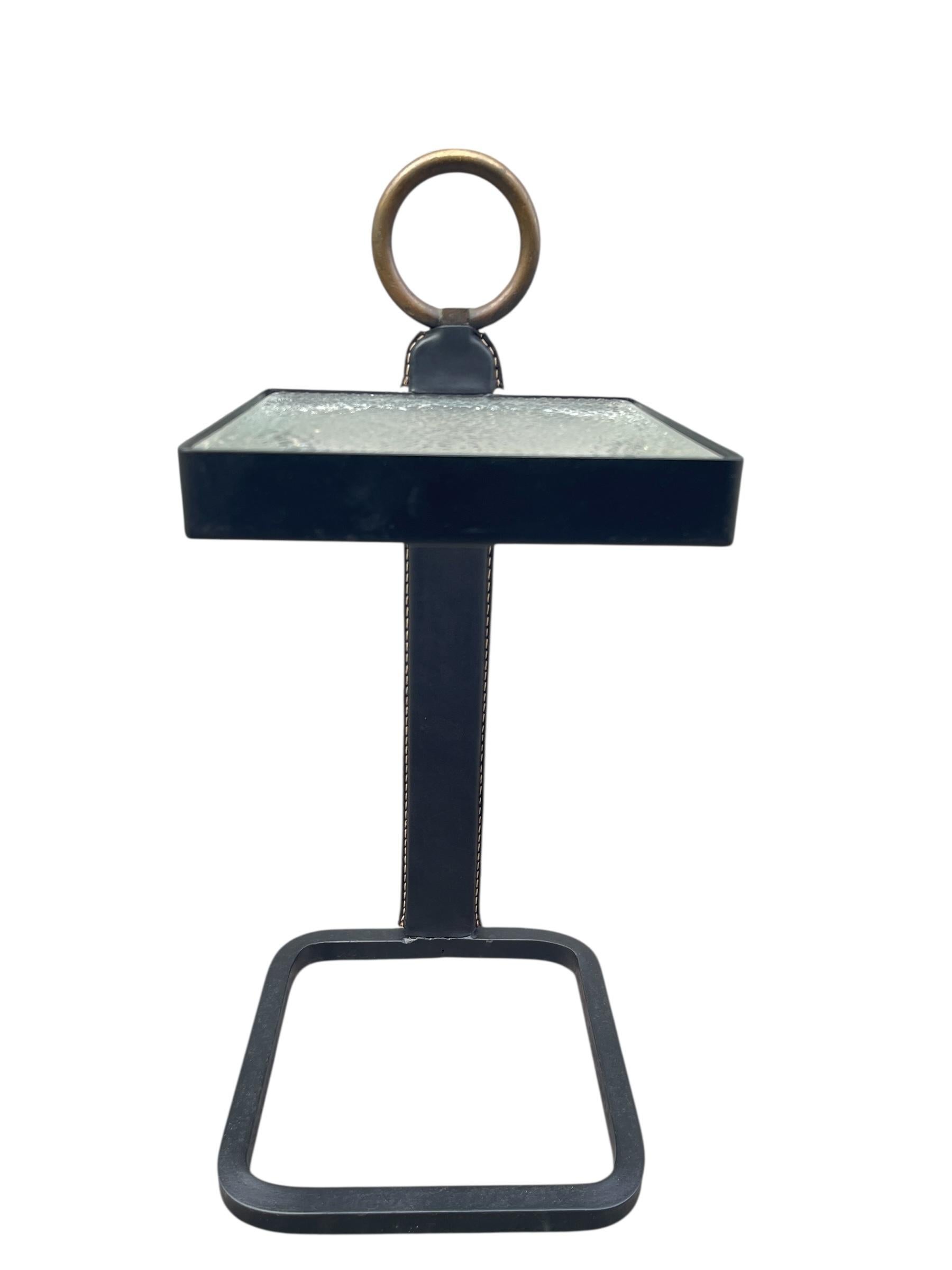 Mesa auxiliar de cuero cosido de los años 50, por Jacques Adnet Metal en venta