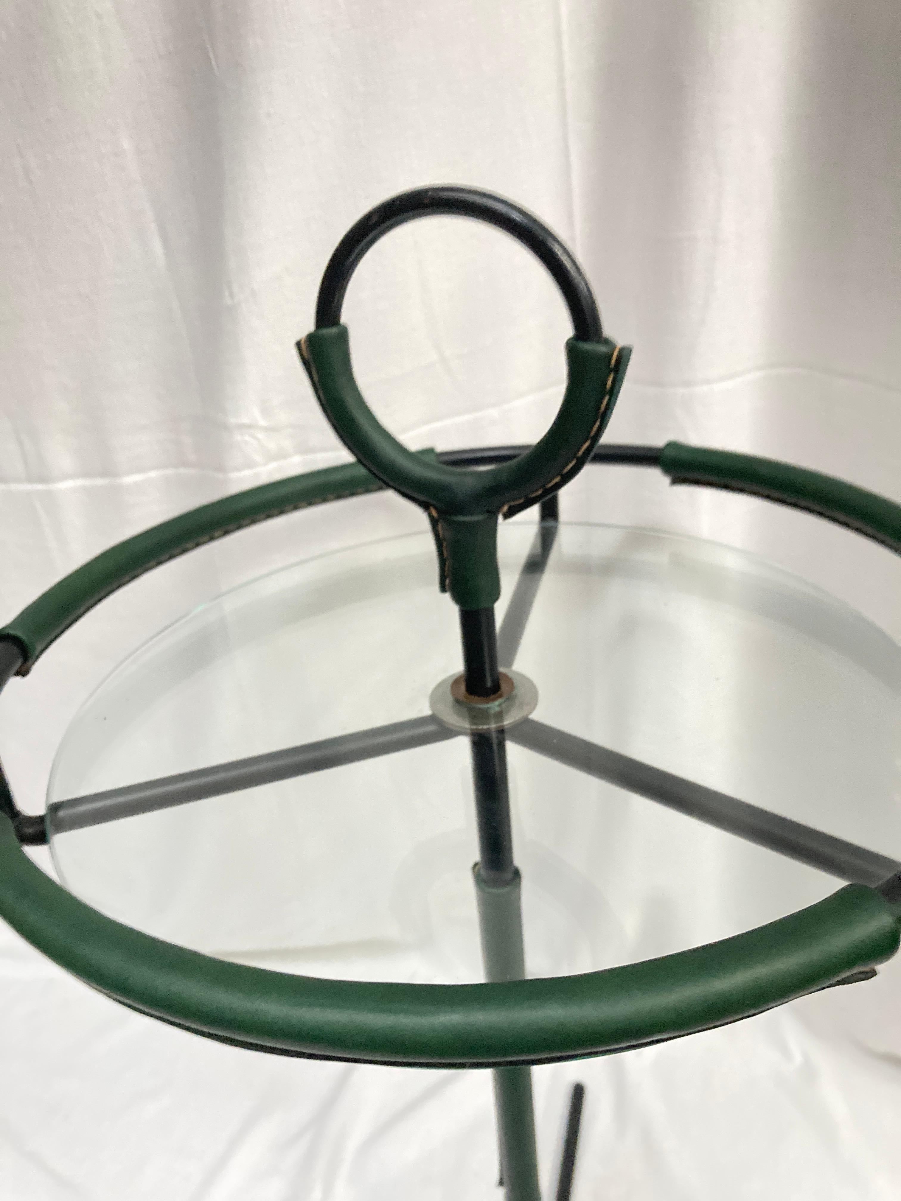 Beistelltisch aus genähtem Leder von Jacques Adnet aus den 1950er Jahren im Angebot 1
