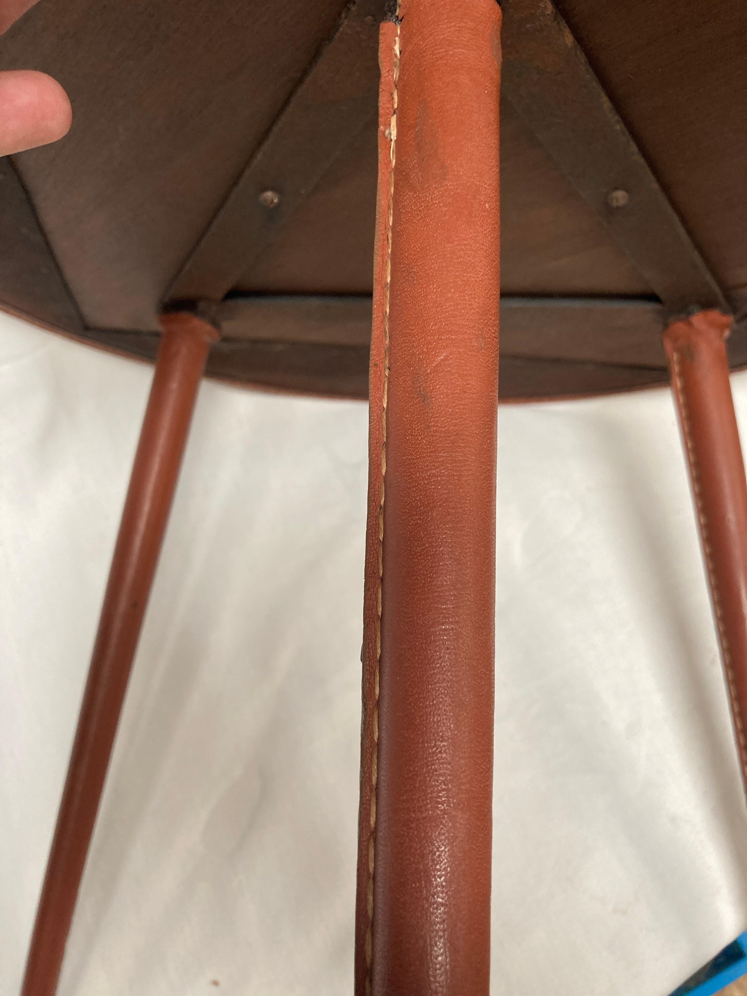 Table d'appoint en cuir Stitch by Jacques Adnet, 1950 en vente 1